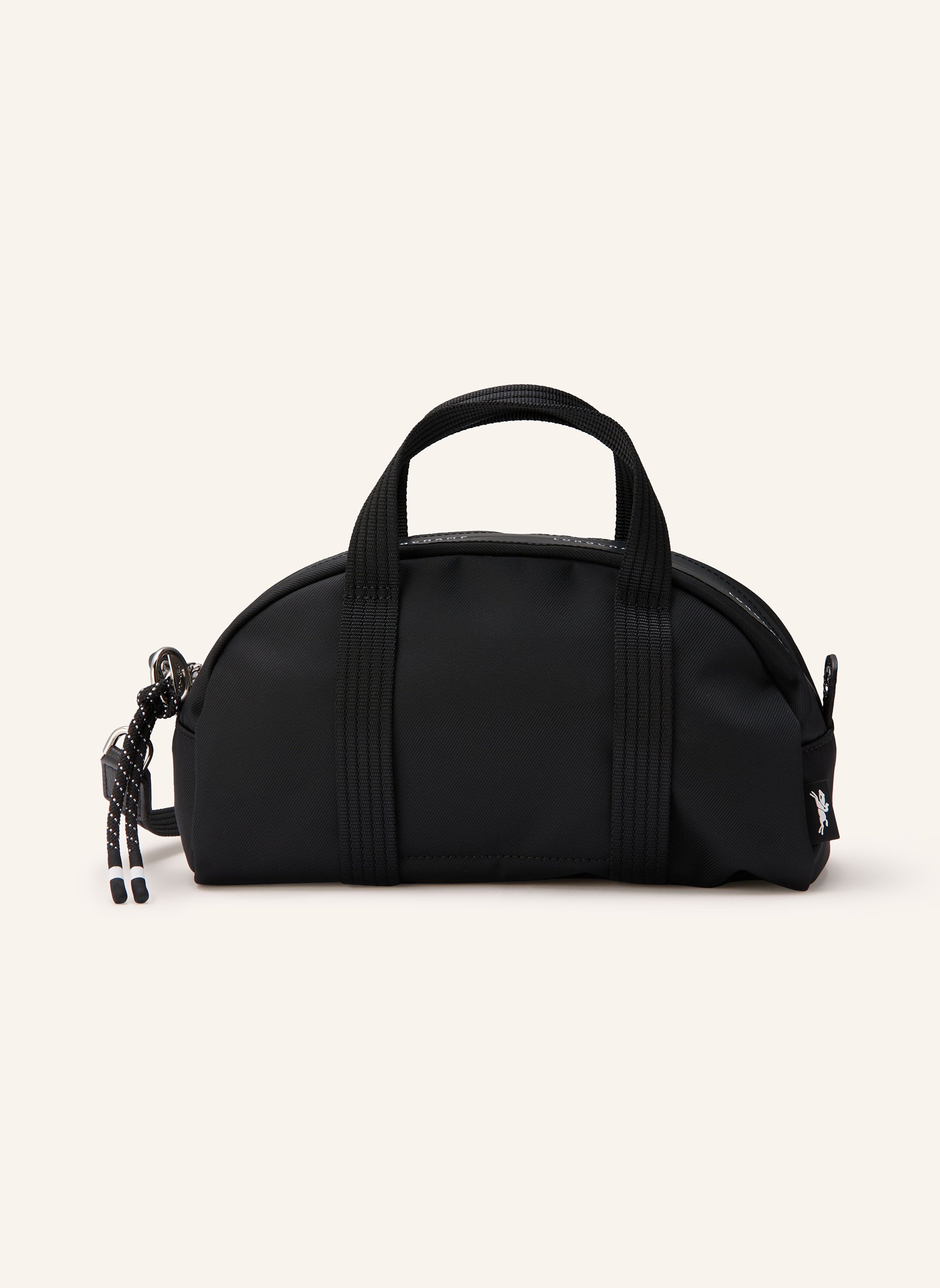 Longchamp Innen ein Hauptfach. Zwei Steckfächer. Abnehmbarer Schulterriemen. Längenverstellbarer Schulterriemen. Zwei Tragegriffe. Reißverschluss. Label-Wording. Textil. Unifarben in schwarz / silber