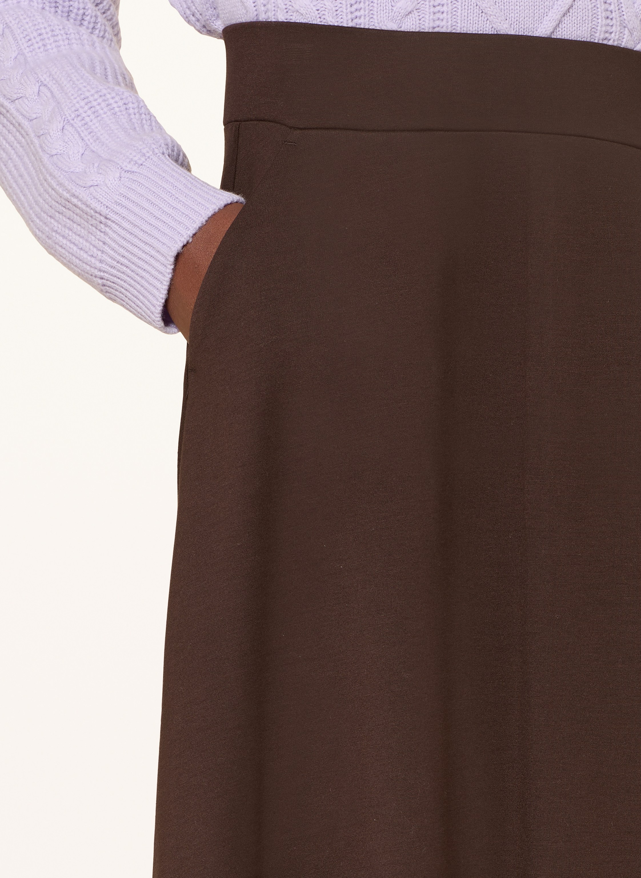 Thumbnail - Mrs & Hugs Rock braun