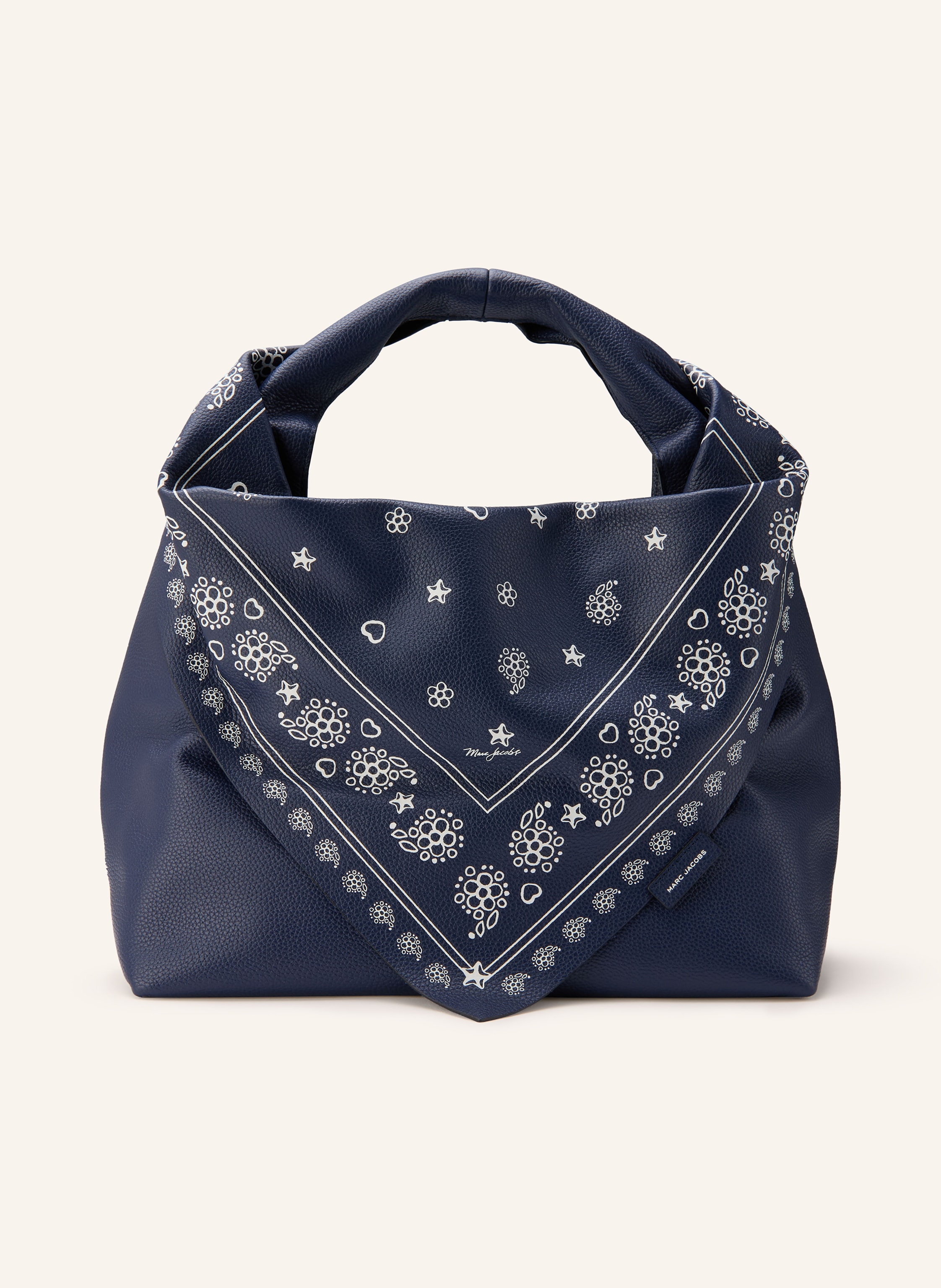 Marc Jacobs Ein Innenfach mit Reißverschluss. Ein Tragegriff. Magnetverschluss. Überschlag. Label-Details. Genarbtes Leder. Bicolor-Design in dunkelblau / weiss