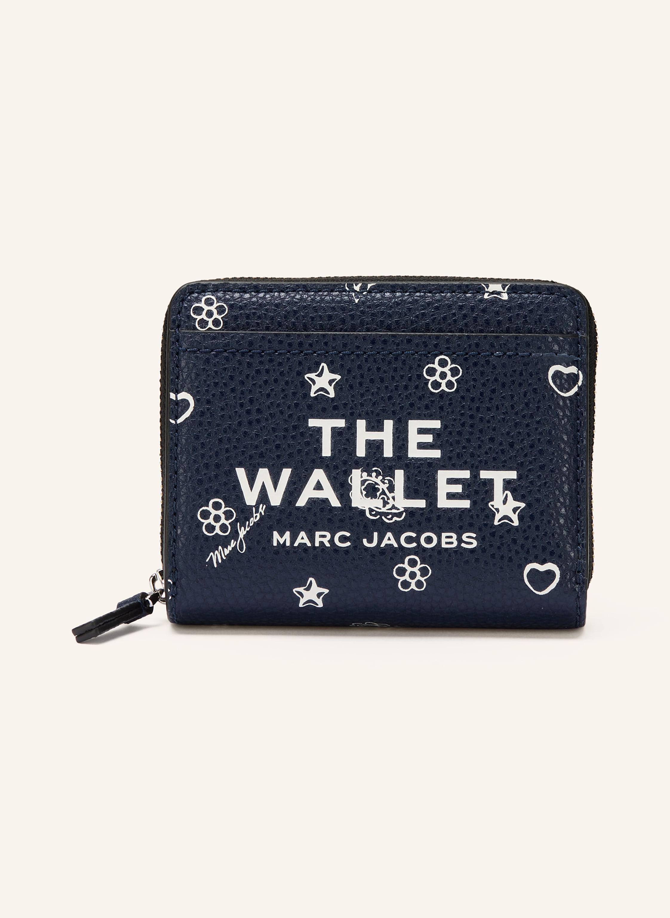 Marc Jacobs Innen ein Hauptfach. Zwei Steckfächer. Münzfach mit Druckknopf. Druckknopf. Label-Detail. Fein genarbtes Leder. Allover-Muster. Vier Kartenfächer in dunkelblau / weiss