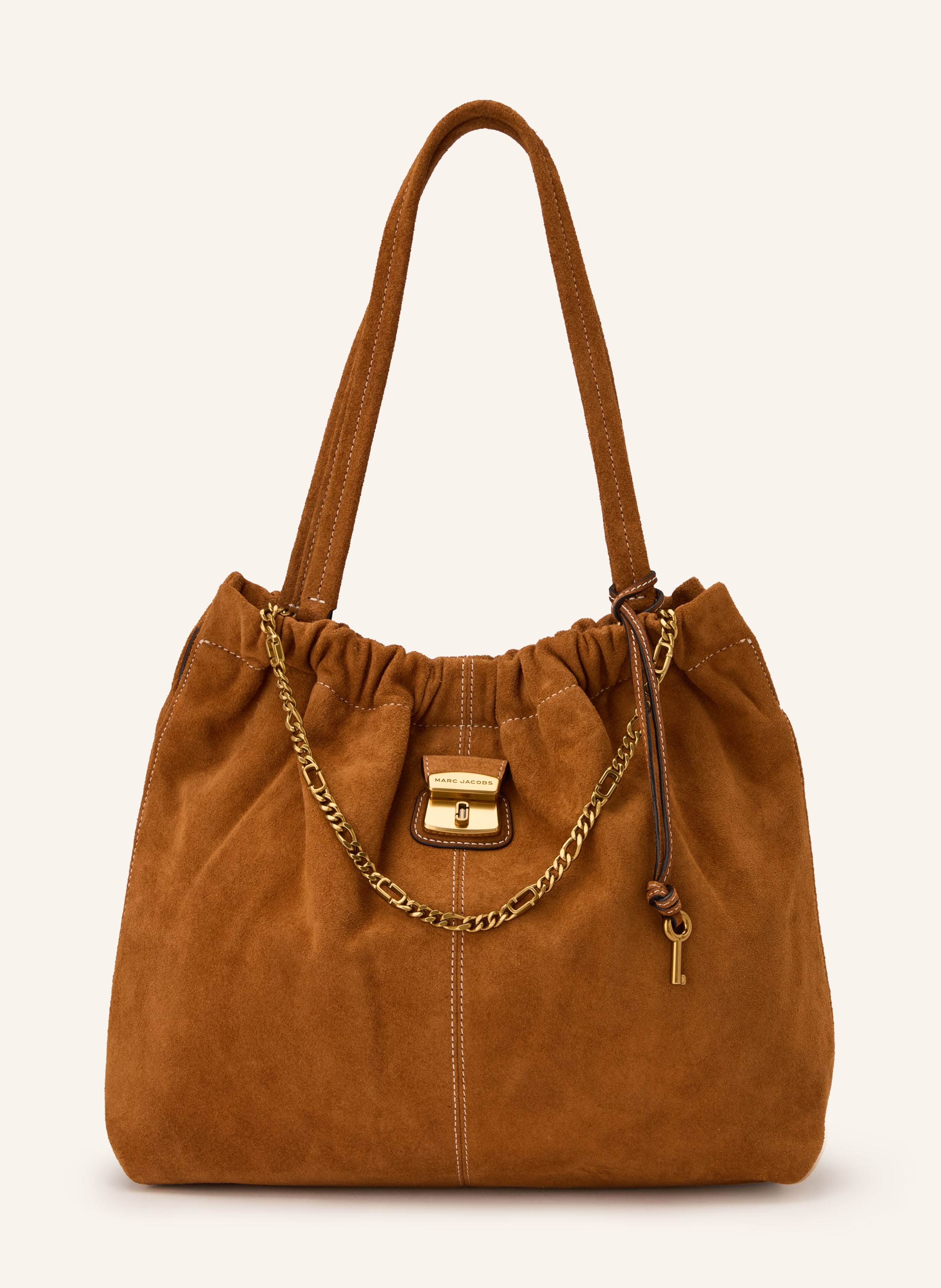 Marc Jacobs Ein Innenfach mit Reißverschluss. Zwei Tragegriffe. Magnetverschluss. Label-Wording. Aus Veloursleder. Unifarben in cognac / gold