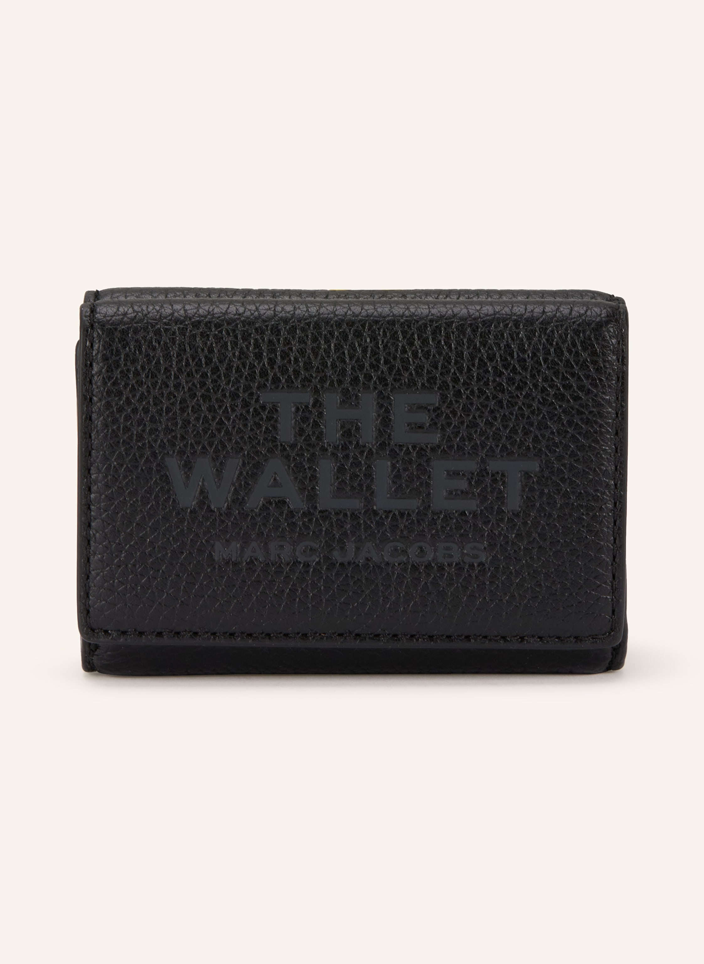 Marc Jacobs Matte Optik. Drei Steckfächer. Innen ein Hauptfach. Münzfach mit Druckknopf. Druckknopf. Label-Detail. Genarbtes Leder. Unifarben. Sechs Kartenfächer in schwarz