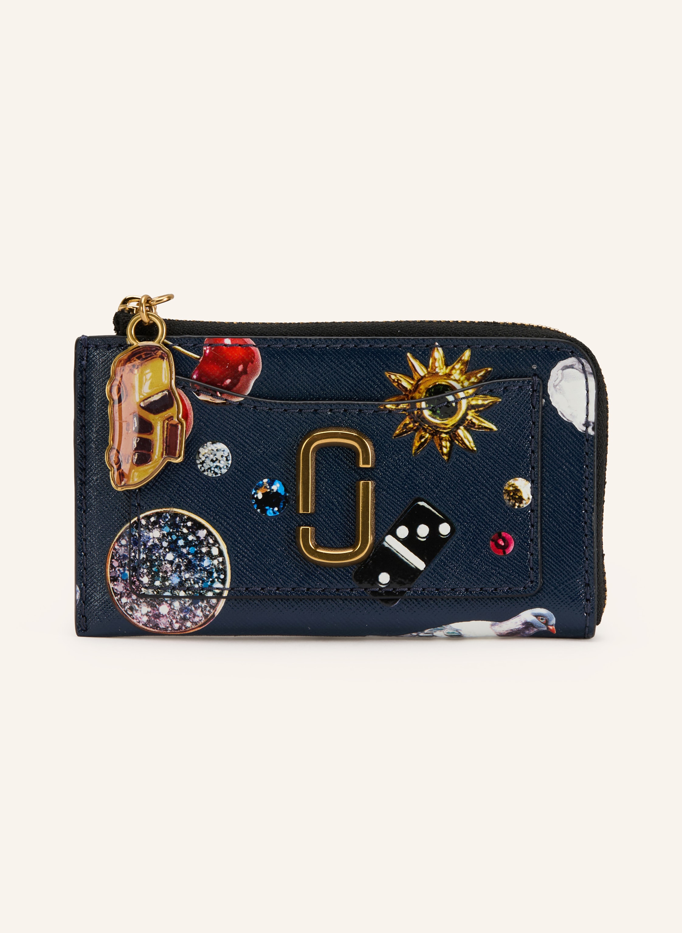 Marc Jacobs Außenfach auf der Vorderseite. Münzfach mit Reißverschluss. Label-Detail. Saffiano-Leder. Allover-Muster. Vier Kartenfächer in dunkelblau / gold Saffiano-Leder