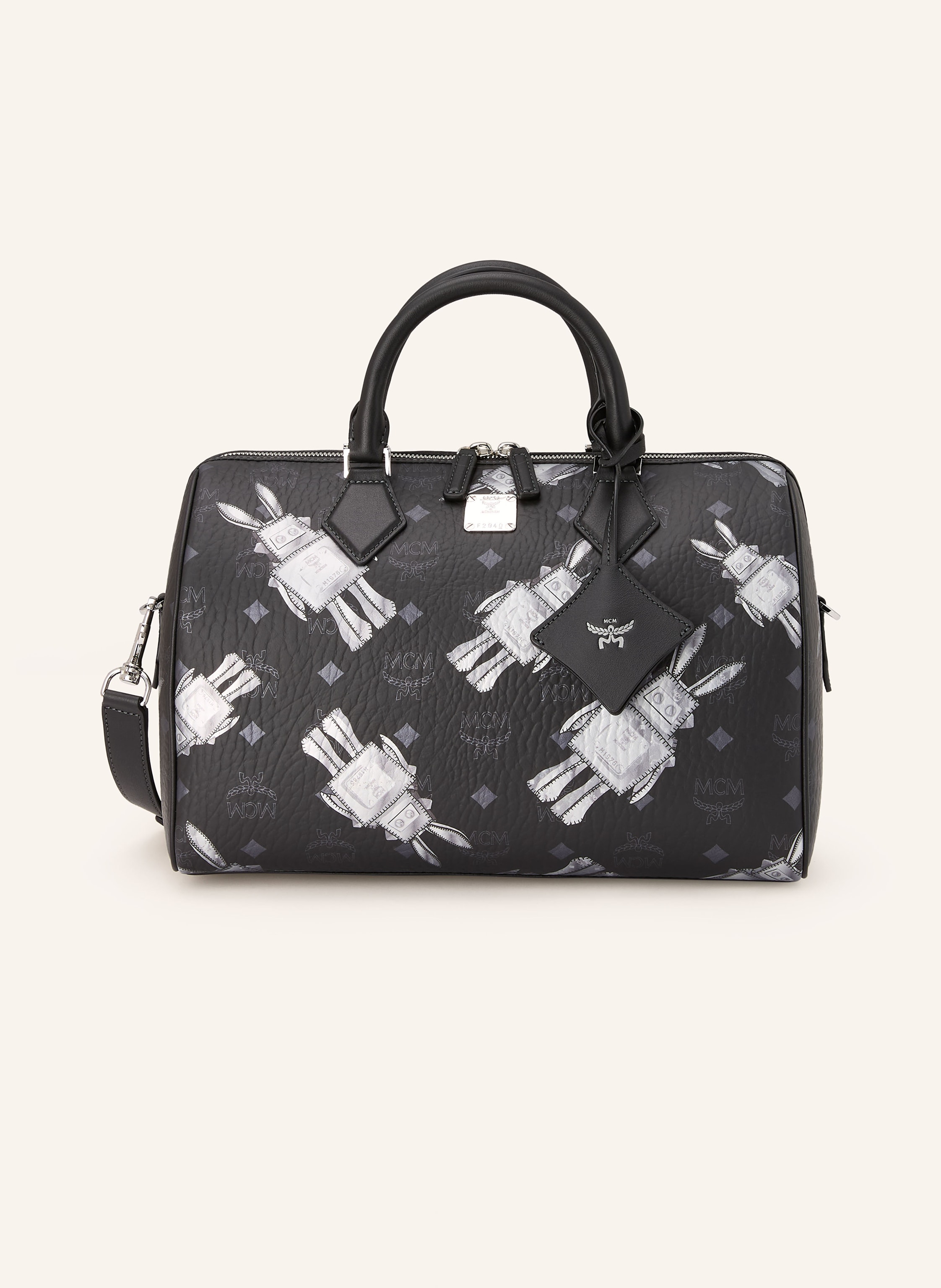 MCM Ein Steckfach. Innen ein Hauptfach. Abnehmbarer Schulterriemen. Längenverstellbarer Schulterriemen. Zwei Tragegriffe. Verstärkter Taschenboden. Zwei-Wege-Reißverschluss. Label-Anhänger. Label-Detail. Medium in schwarz / silber / grau