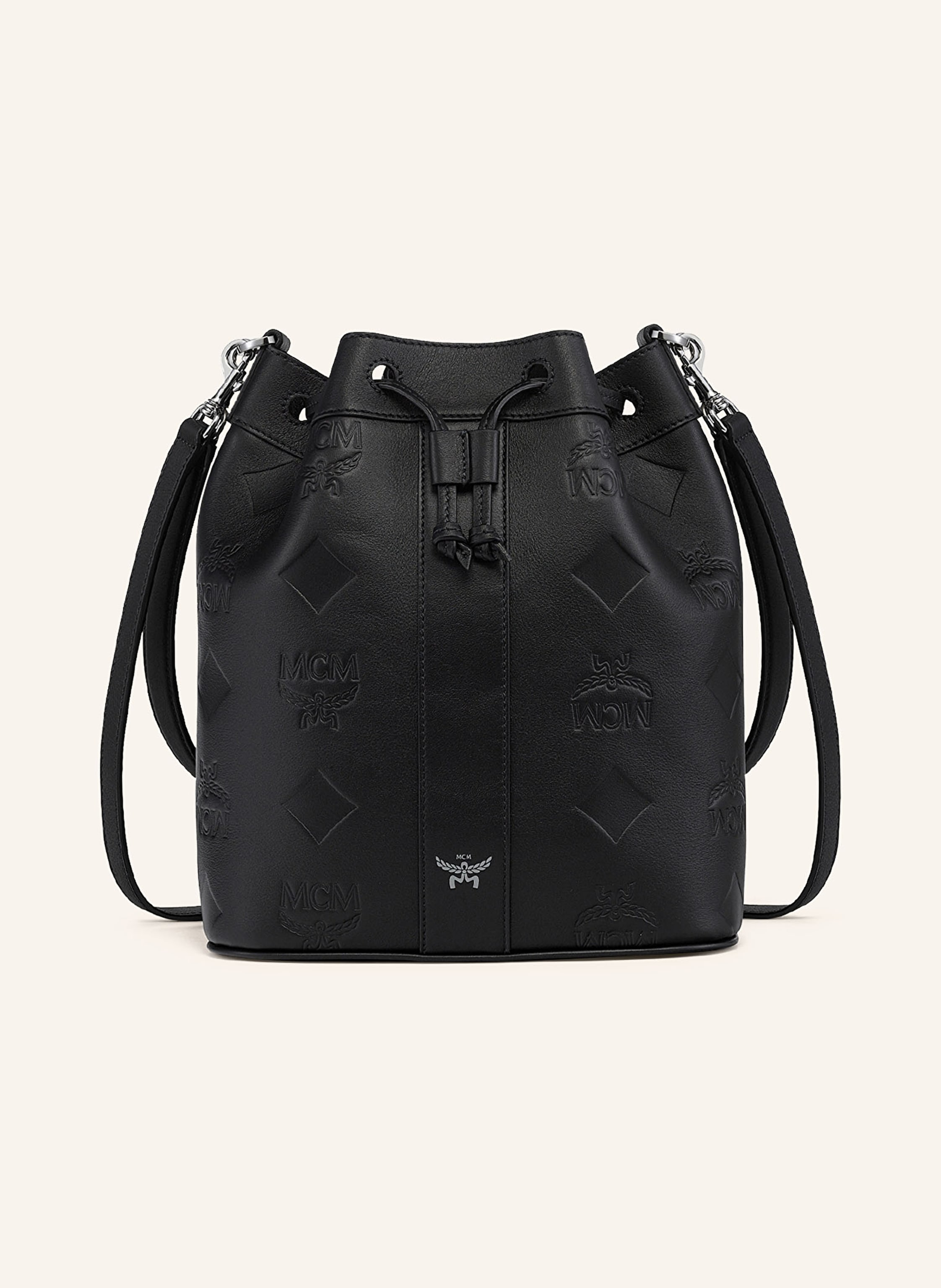 MCM Ein Steckfach. Innen ein Hauptfach. Abnehmbarer Schulterriemen. Ein Tragegriff. Längenverstellbarer Schulterriemen. Stellfüßchen. Verstärkter Taschenboden. Durchzugsband. Label-Details. Fein genarbtes Medium in schwarz
