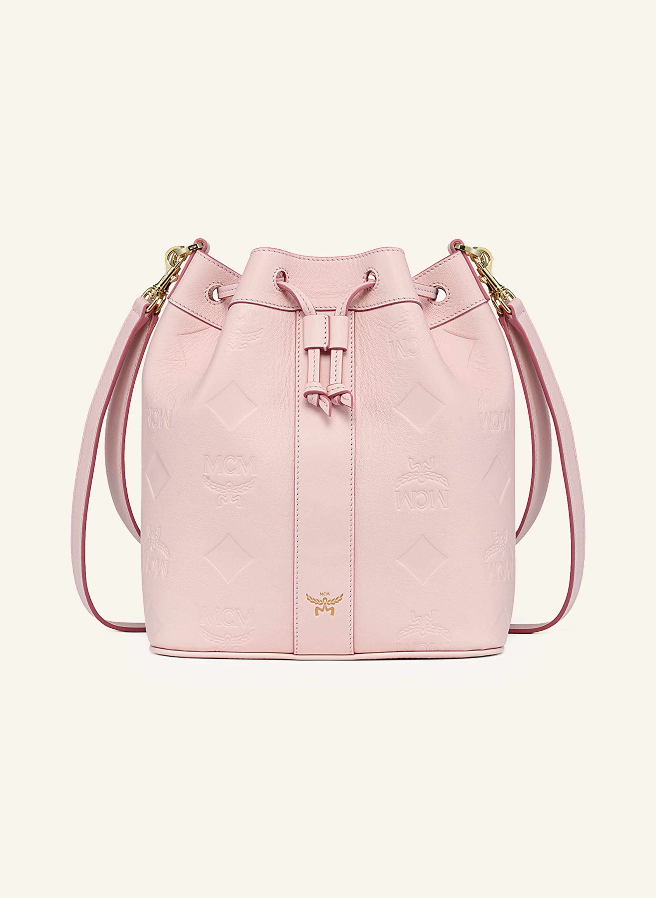 MCM Ein Steckfach. Innen ein Hauptfach. Abnehmbarer Schulterriemen. Ein Tragegriff. Längenverstellbarer Schulterriemen. Stellfüßchen. Verstärkter Taschenboden. Durchzugsband. Label-Details. Fein genarbtes Medium in rosa / gold