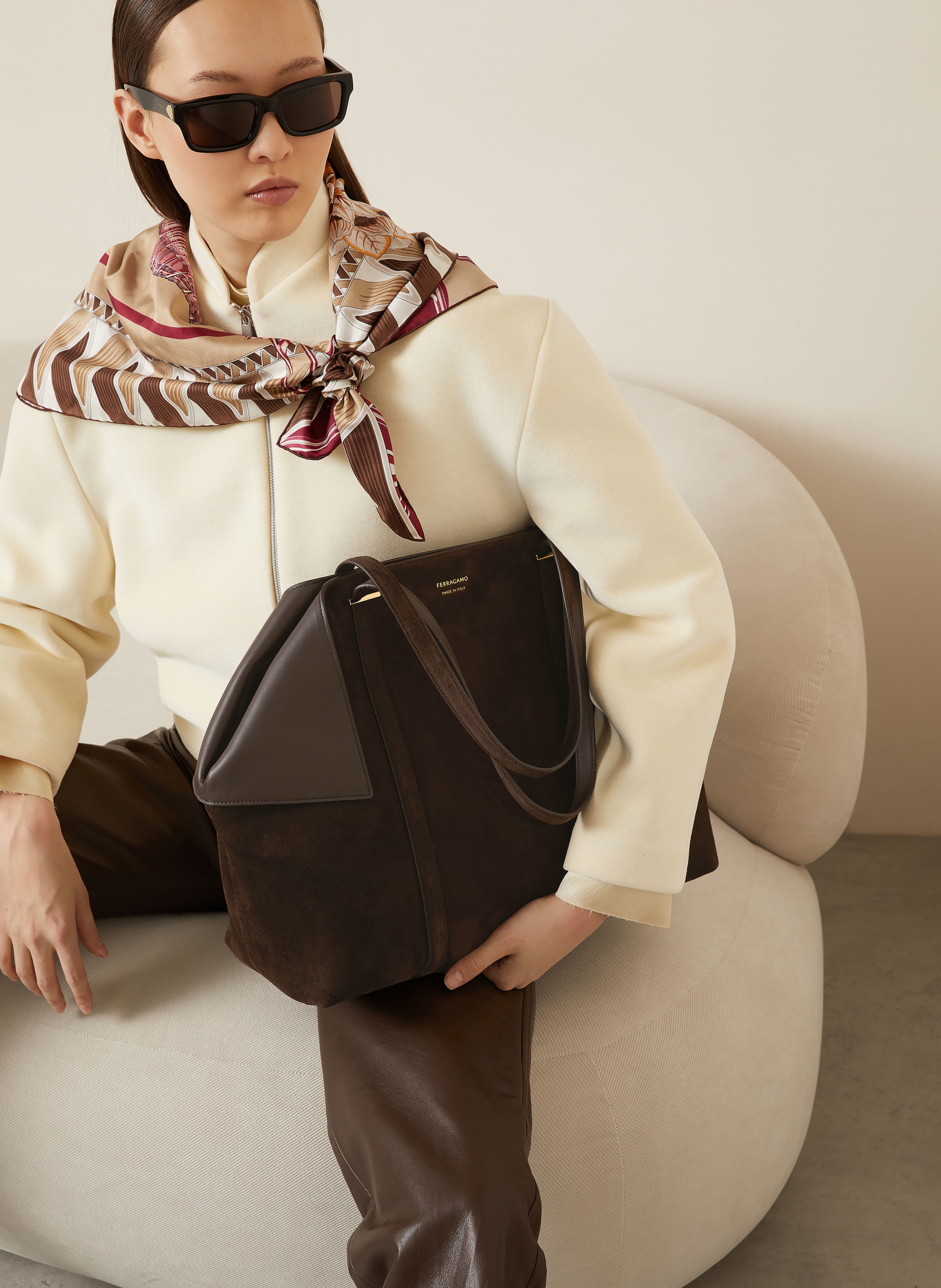 Thumbnail - Ferragamo Shopper The Scarf Grainy braun