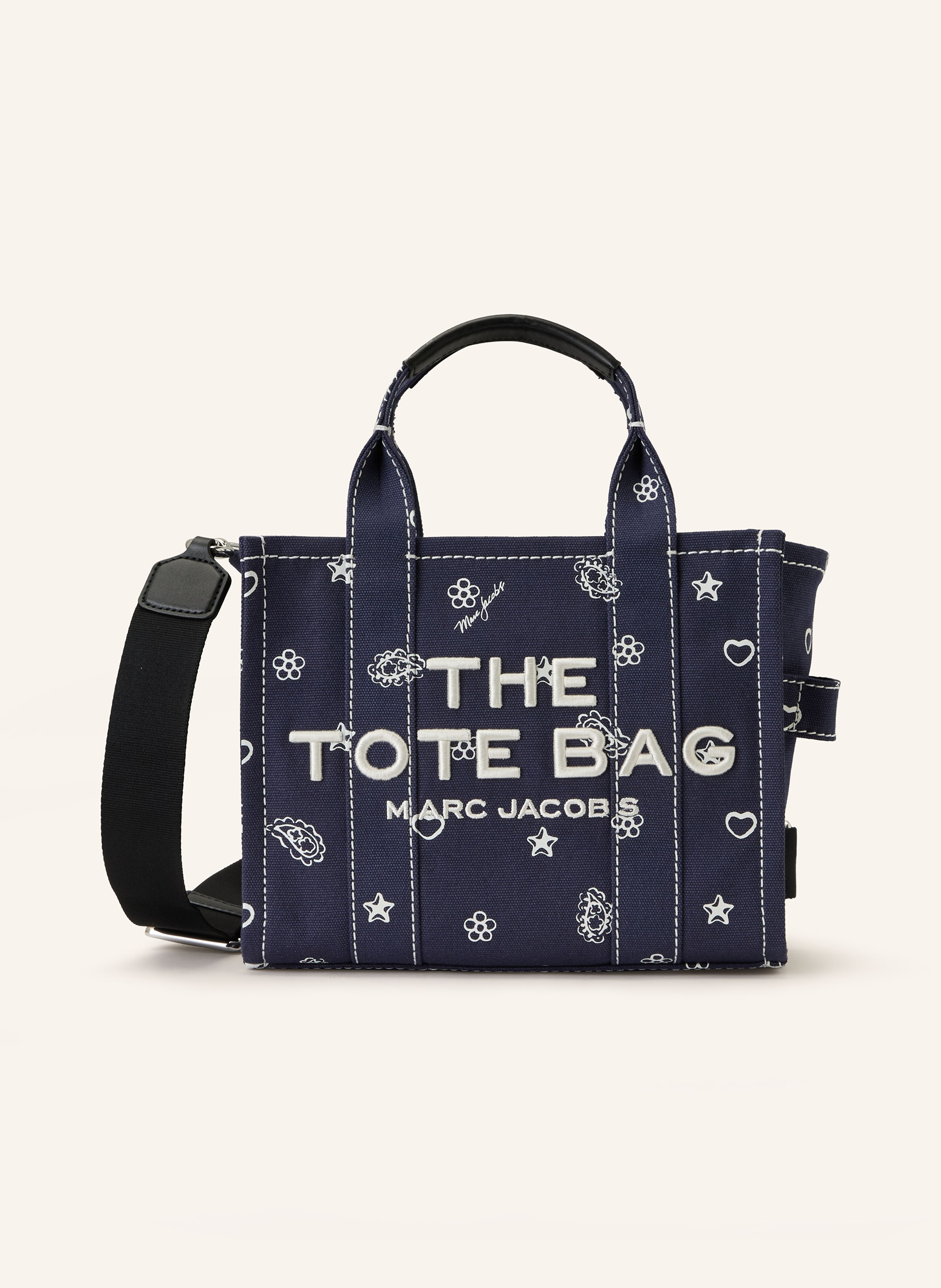 Marc Jacobs Ein Innenfach mit Reißverschluss. Innen ein Hauptfach. Abnehmbarer Schulterriemen. Längenverstellbarer Schulterriemen. Zwei Tragegriffe. Verstärkter Taschenboden. Reißverschluss. Label-Stitching. Canv Small in dunkelblau / silber / weiss