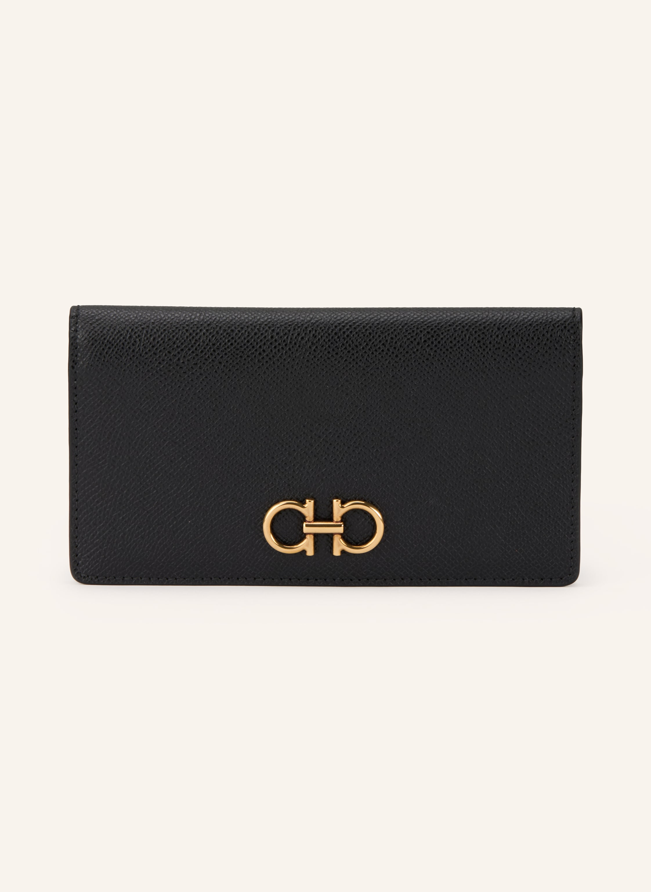 Ferragamo Münzfach mit Reißverschluss. Druckknopf. Made in Italy. Label-Detail. Fein genarbtes Leder. Unifarben. Vier Steckfächer. 13 Kartenfächer in schwarz