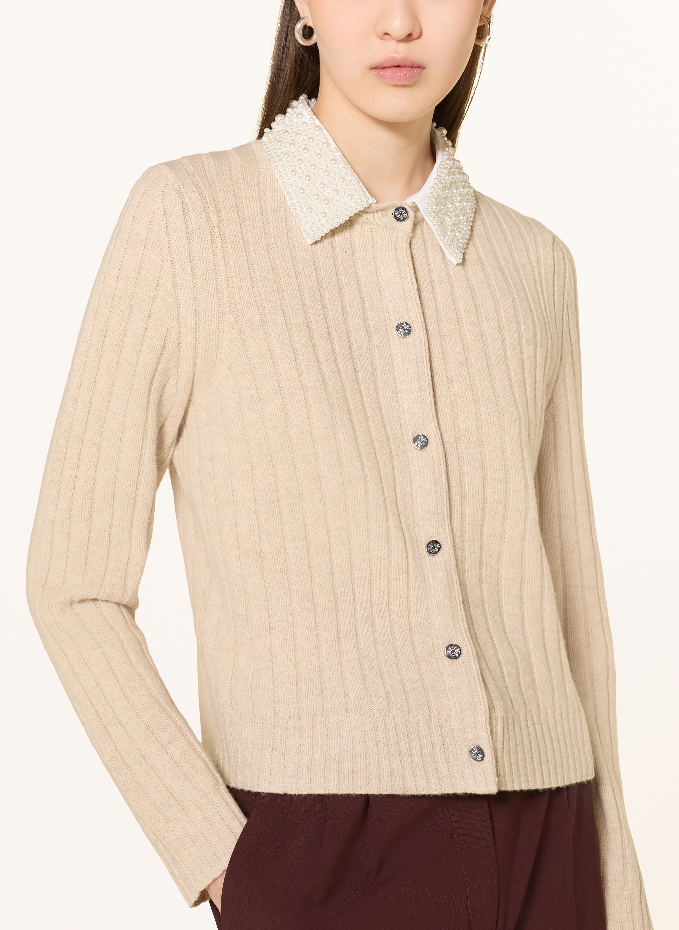 Thumbnail - Maje Strickjacke Mit Abnehmbarem Kragen Und Schmuckperlen beige