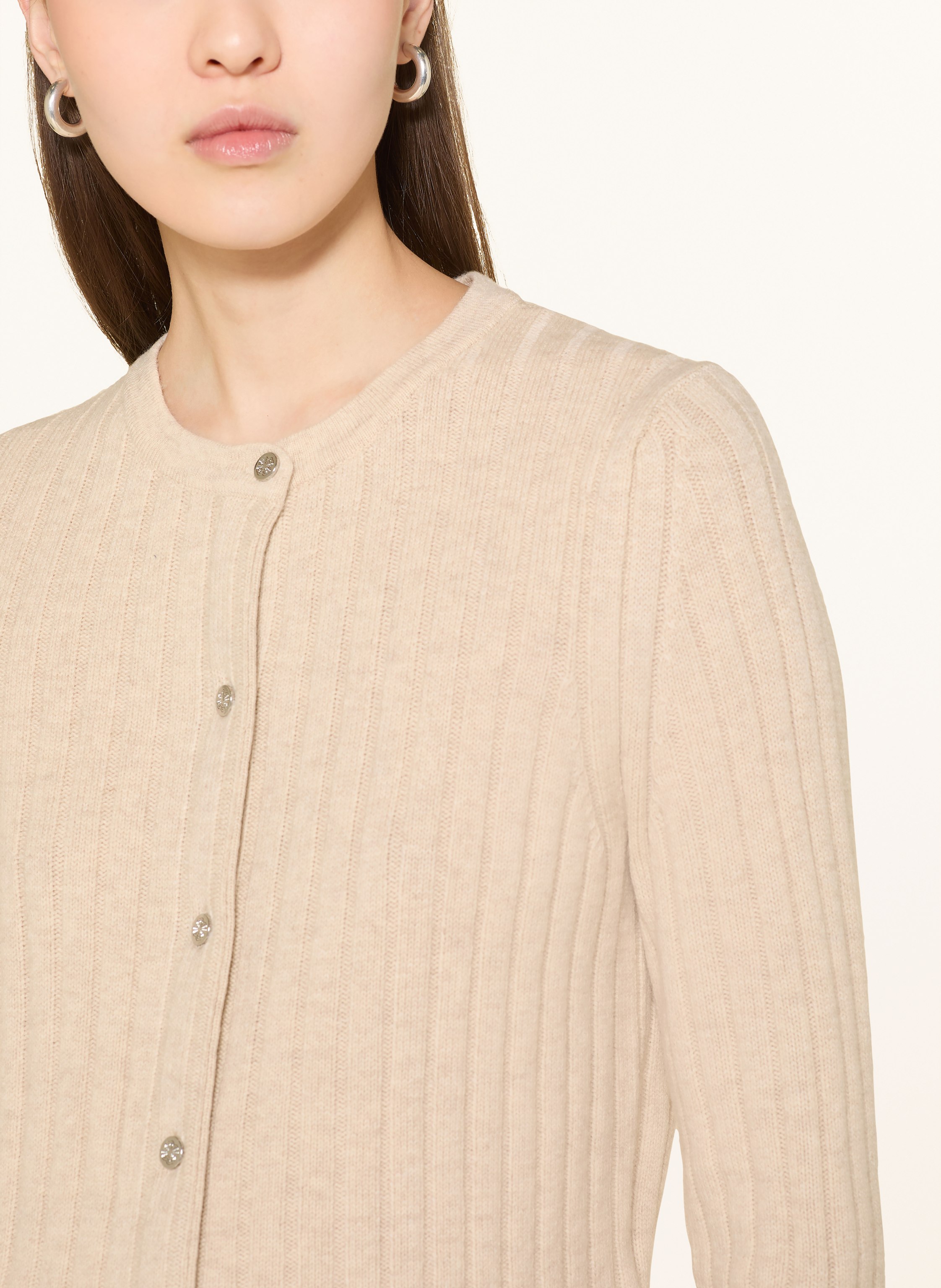 Thumbnail - Maje Strickjacke Mit Abnehmbarem Kragen Und Schmuckperlen beige