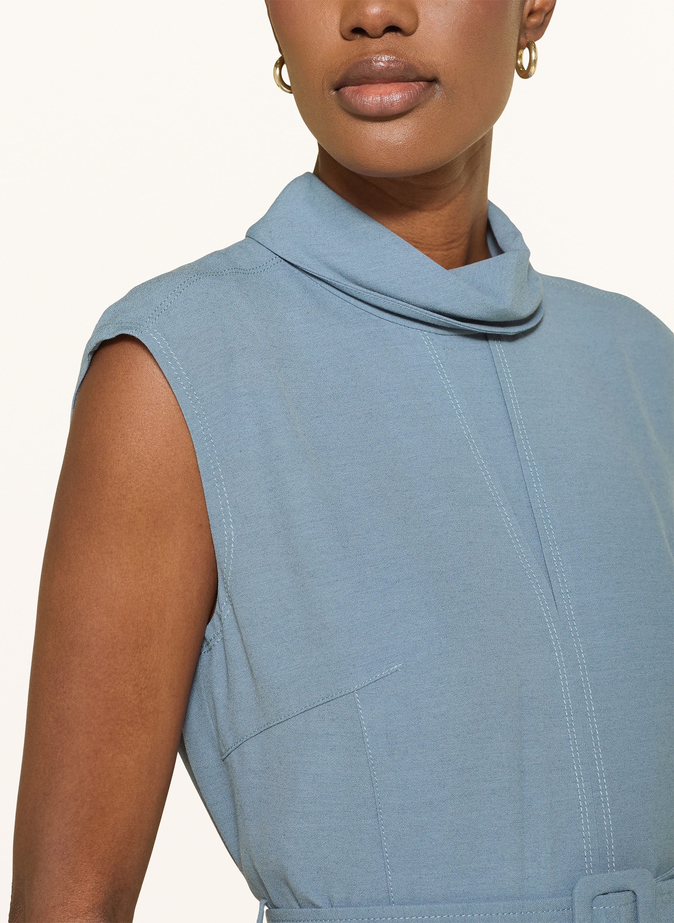 Thumbnail - Reiss Kleid Ania Im Materialmix Mit Plissees blau