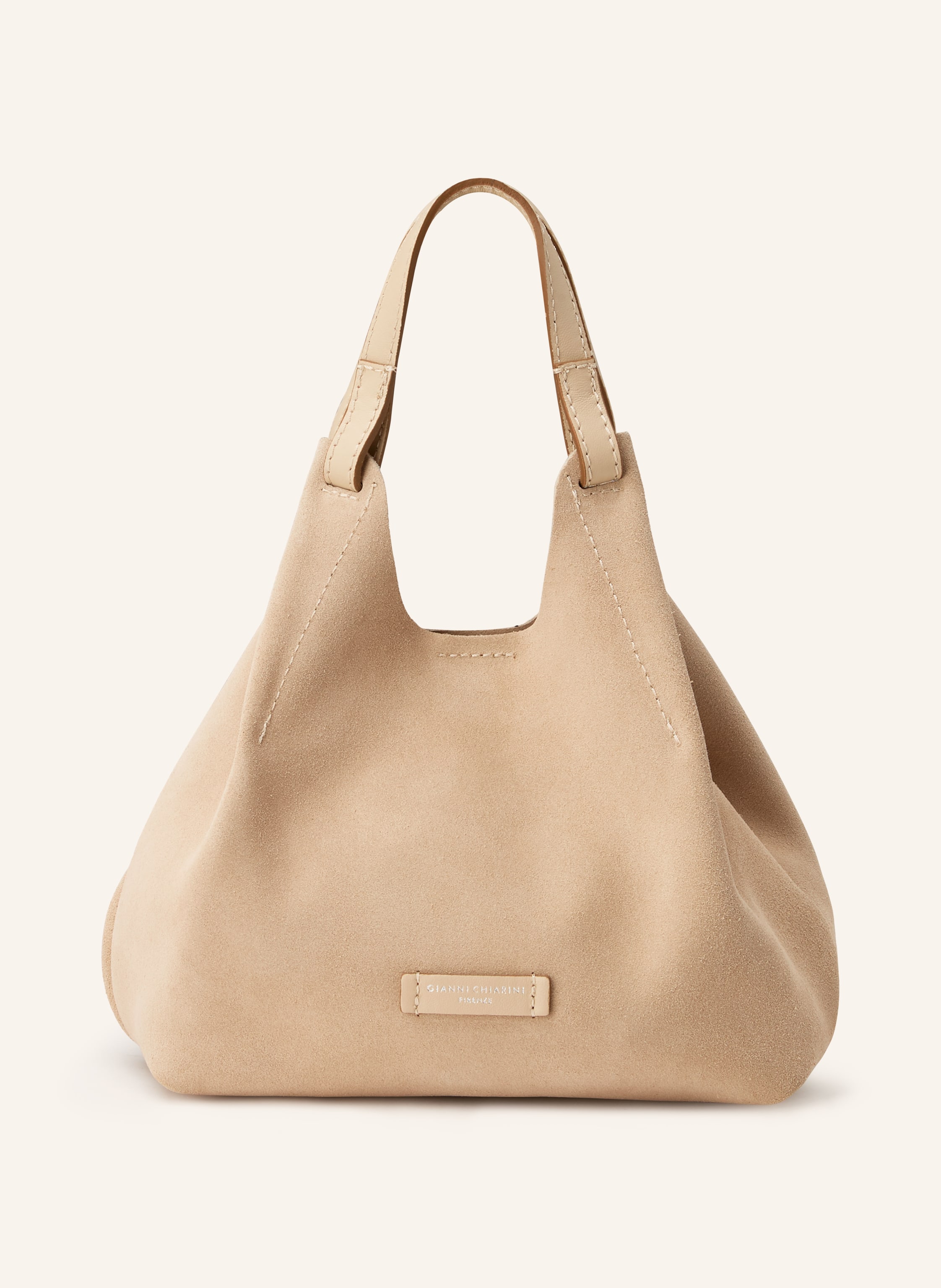 Gianni Chiarini Veloursleder. Schließt mit Magnet- und Karabinerverschluss. Zwei Tragegriffe. Abnehmbarer, längenverstellbarer Schulterriemen. Herausnehmbare Pouch. Innen ein Hauptfach. Label-Badge auf der Front Medium in creme