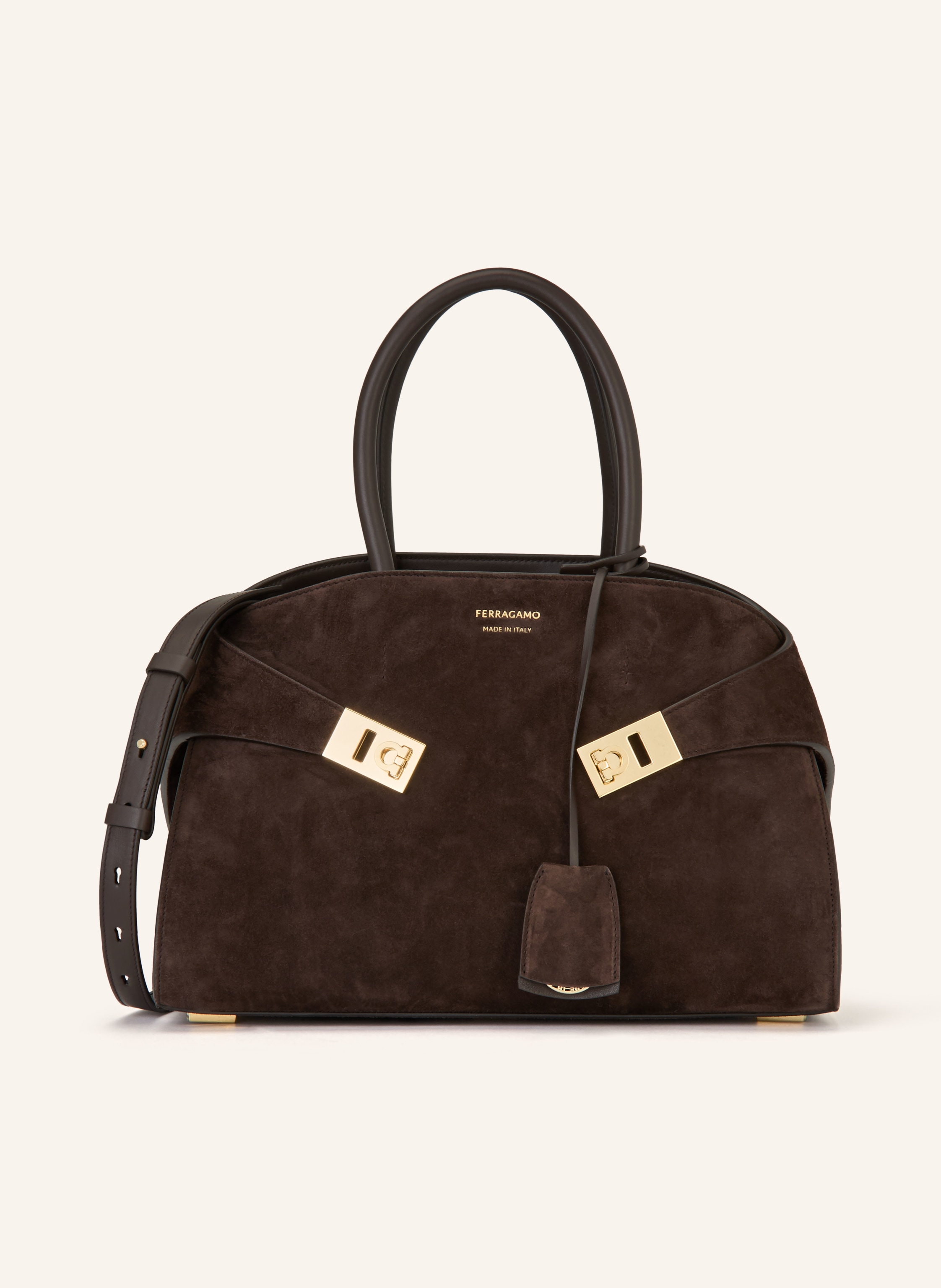 Ferragamo Genarbtes Leder. Schließt mit Knebelverschluss. Zwei Tragegriffe. Abnehmbarer, längenverstellbarer Schulterriemen. Innen ein Hauptfach. Innenfach mit Reißverschluss. Verstärkter Taschenboden. Riegel m in dunkelbraun / gold