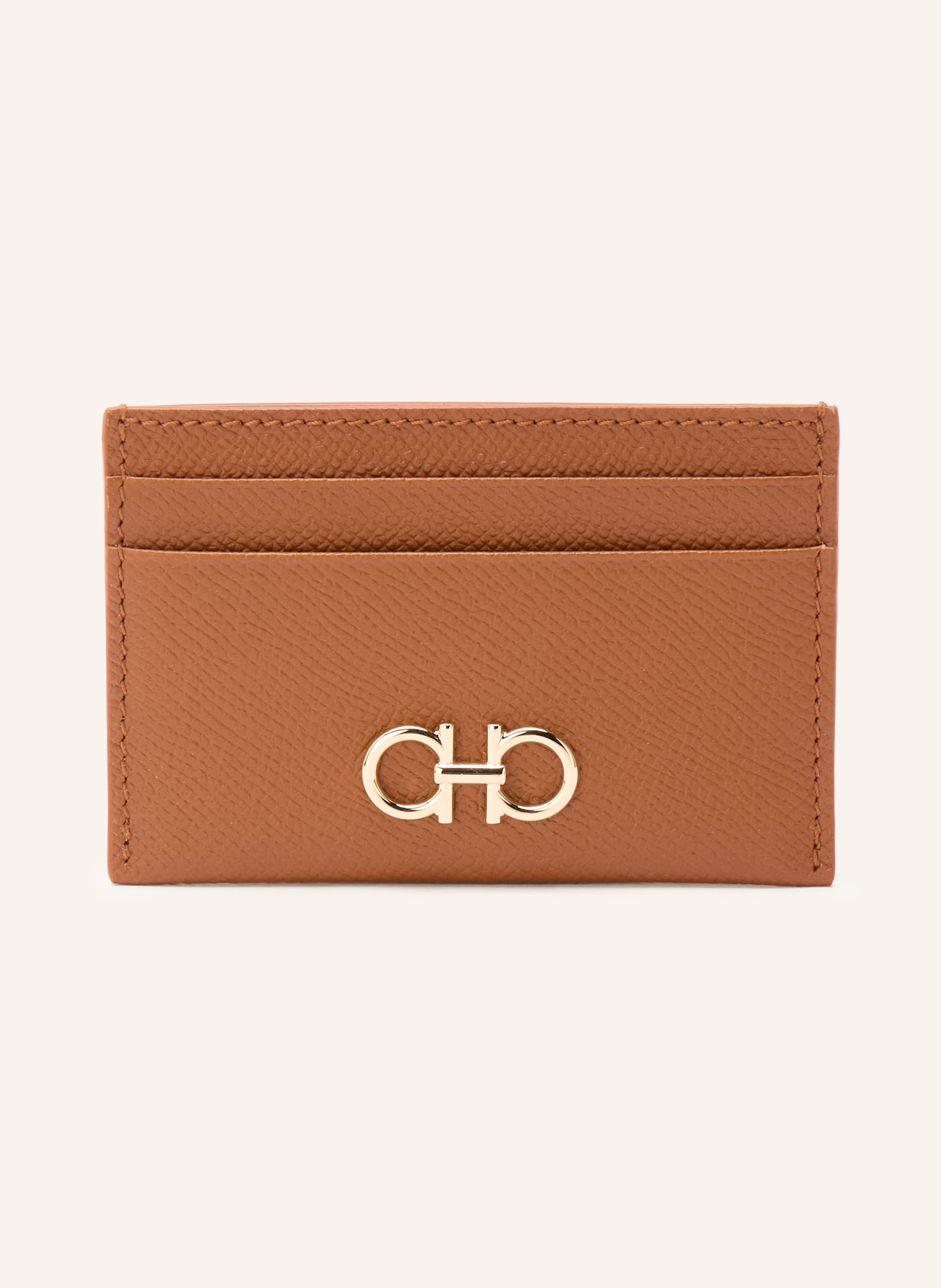 Ferragamo Genarbtes Leder. Fünf Kartenfächer. Goldfarbene Hardware. Logo-Detail auf der Front. Label-Print auf der Rückseite. Made in Italy in braun