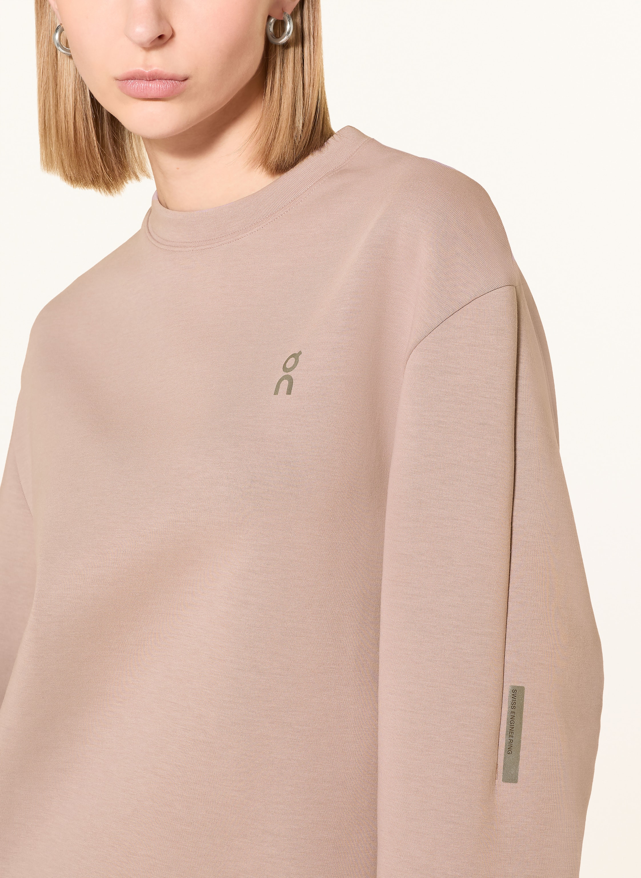 Thumbnail - On Sweatshirt Focus rosa