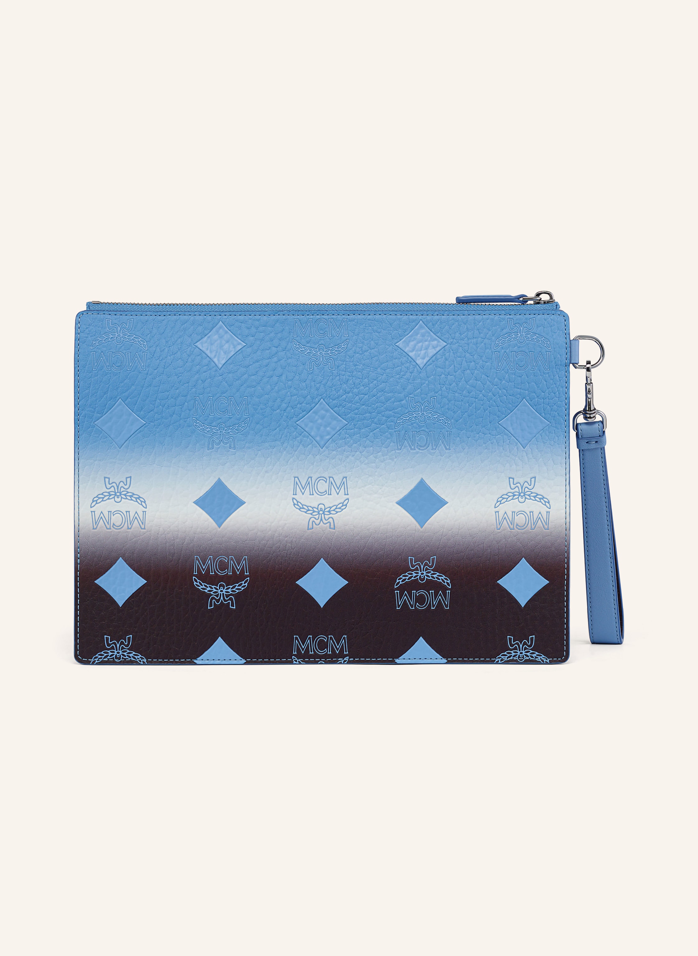 MCM Ein Innenfach mit Reißverschluss. Reißverschluss. Innen ein Hauptfach. Beschichtetes Canvas. Lederdetails. Monogramm-Muster. Multicolor-Design. Abnehmbarer Trageriemen Small in hellblau / dunkelbraun / ecru
