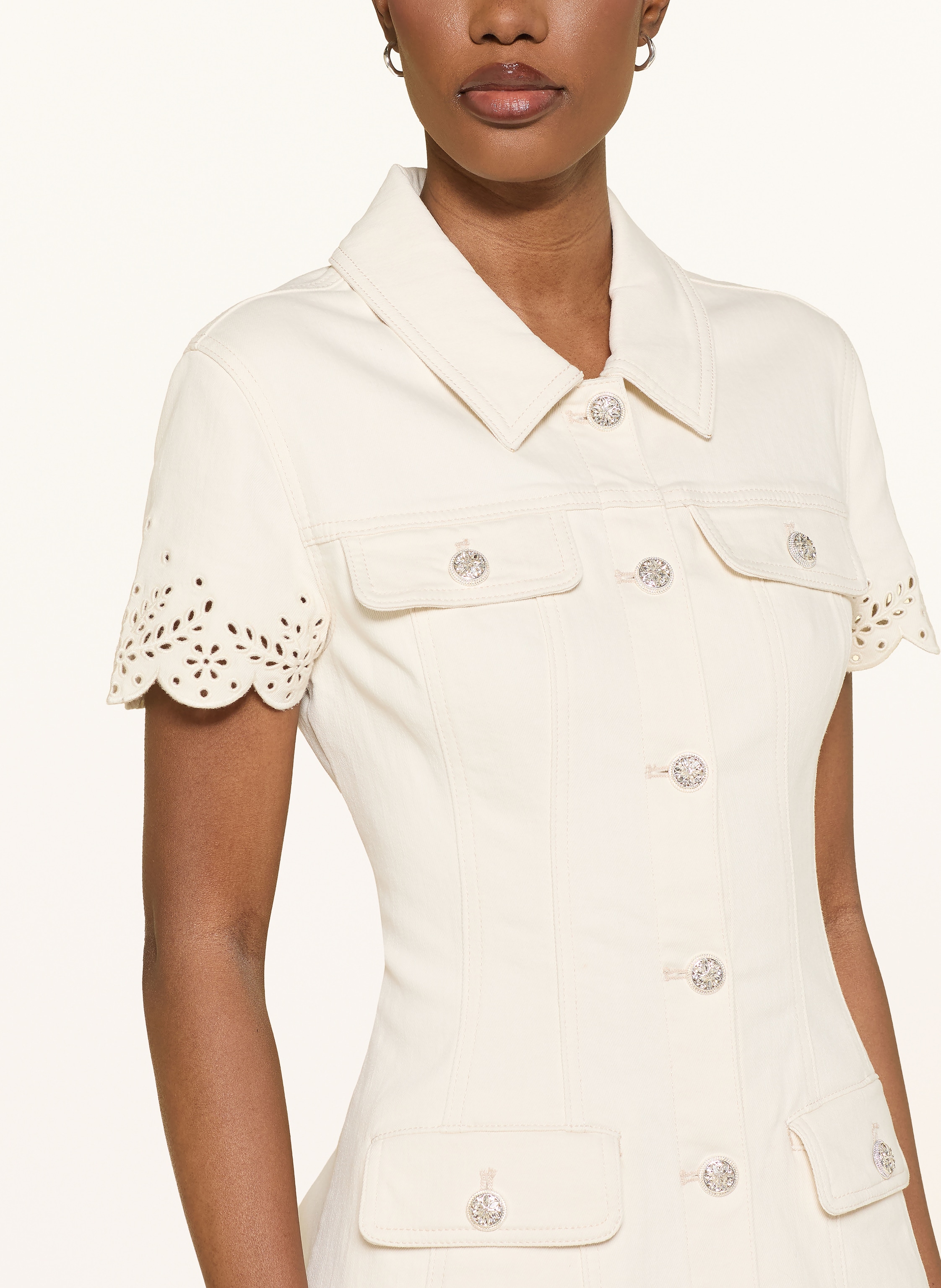 Thumbnail - Self-Portrait Jeanskleid Mit Lochspitze Und Schmucksteinen beige