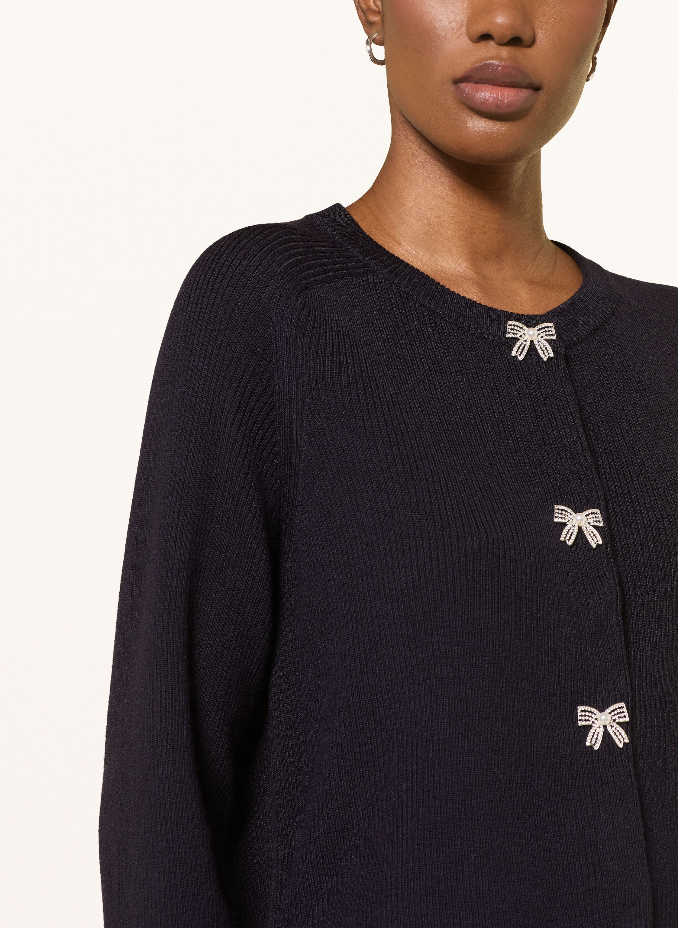 Thumbnail - Maje Strickjacke Mit Schmucksteinen blau