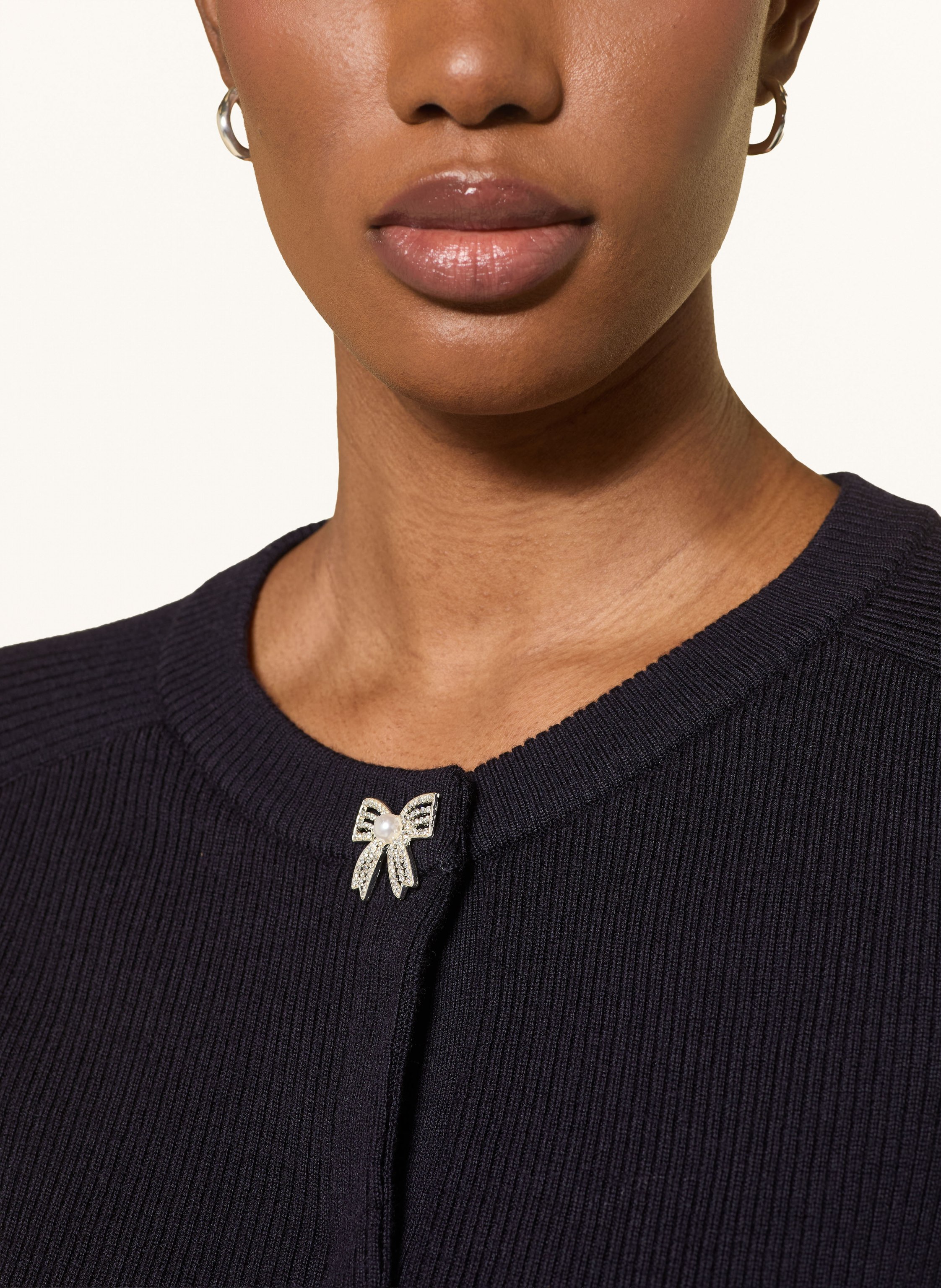 Thumbnail - Maje Strickjacke Mit Schmucksteinen blau