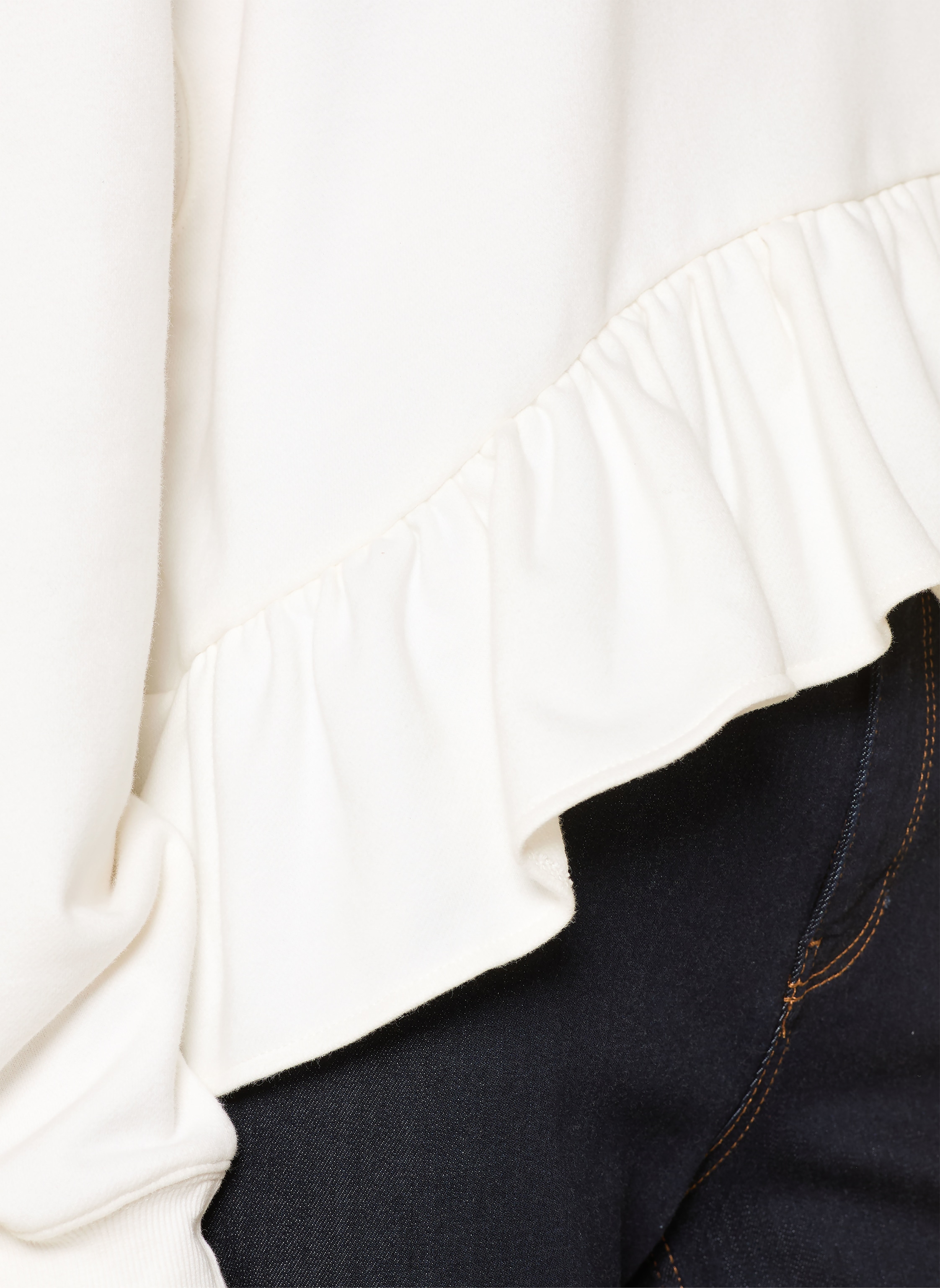 Thumbnail - Rich & Royal Sweatshirt Mit Rüschen weiss