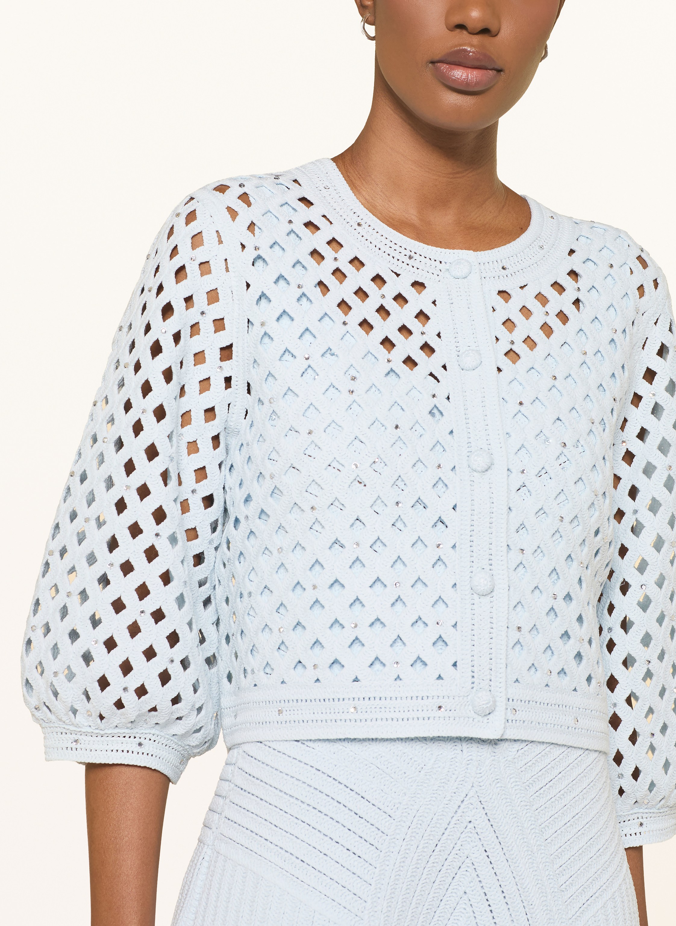 Thumbnail - Maje Strickjacke Mit Schmucksteinen Und 3/4-Arm blau