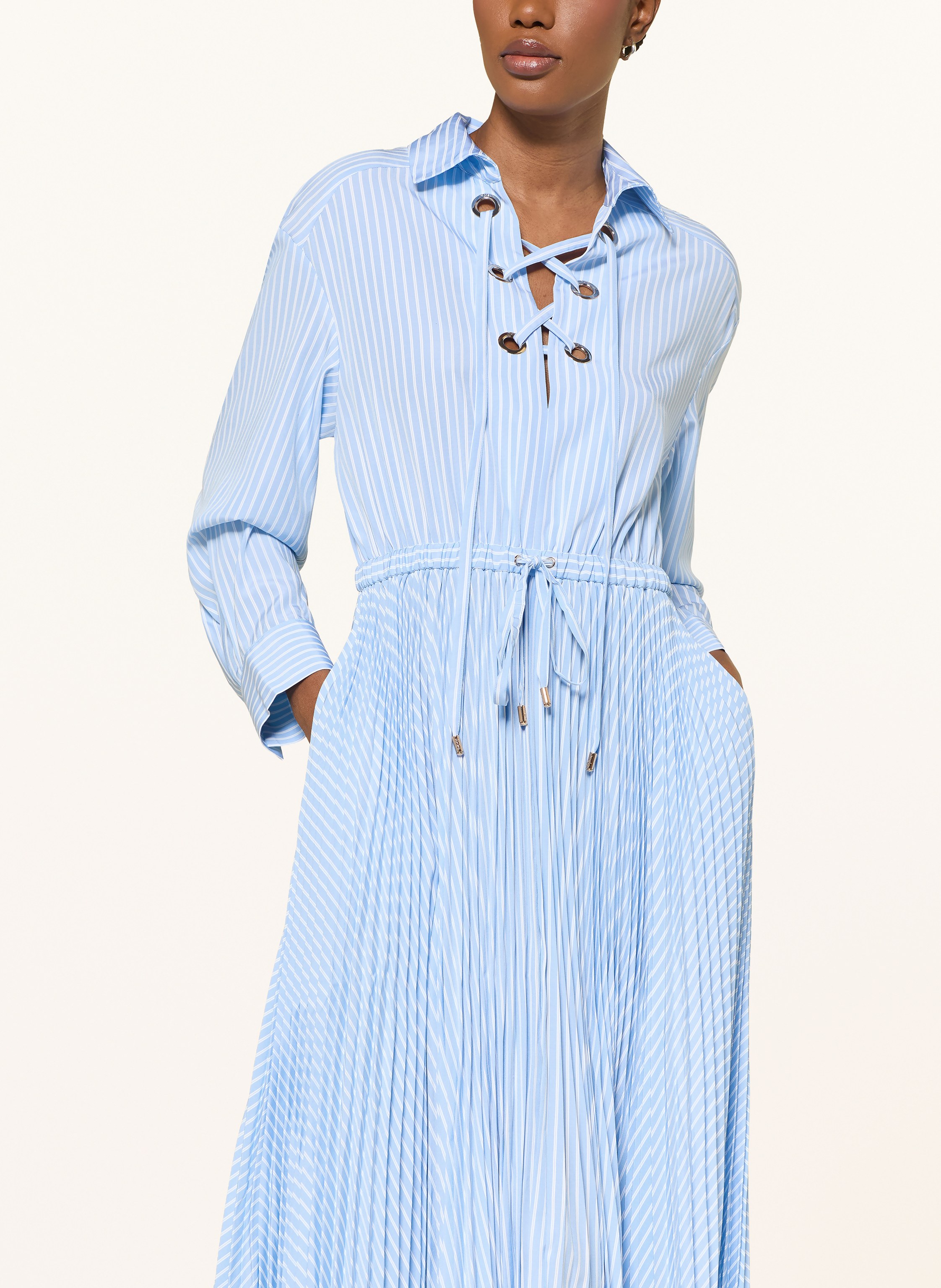 Thumbnail - Maje Hemdblusenkleid Mit Plissees blau