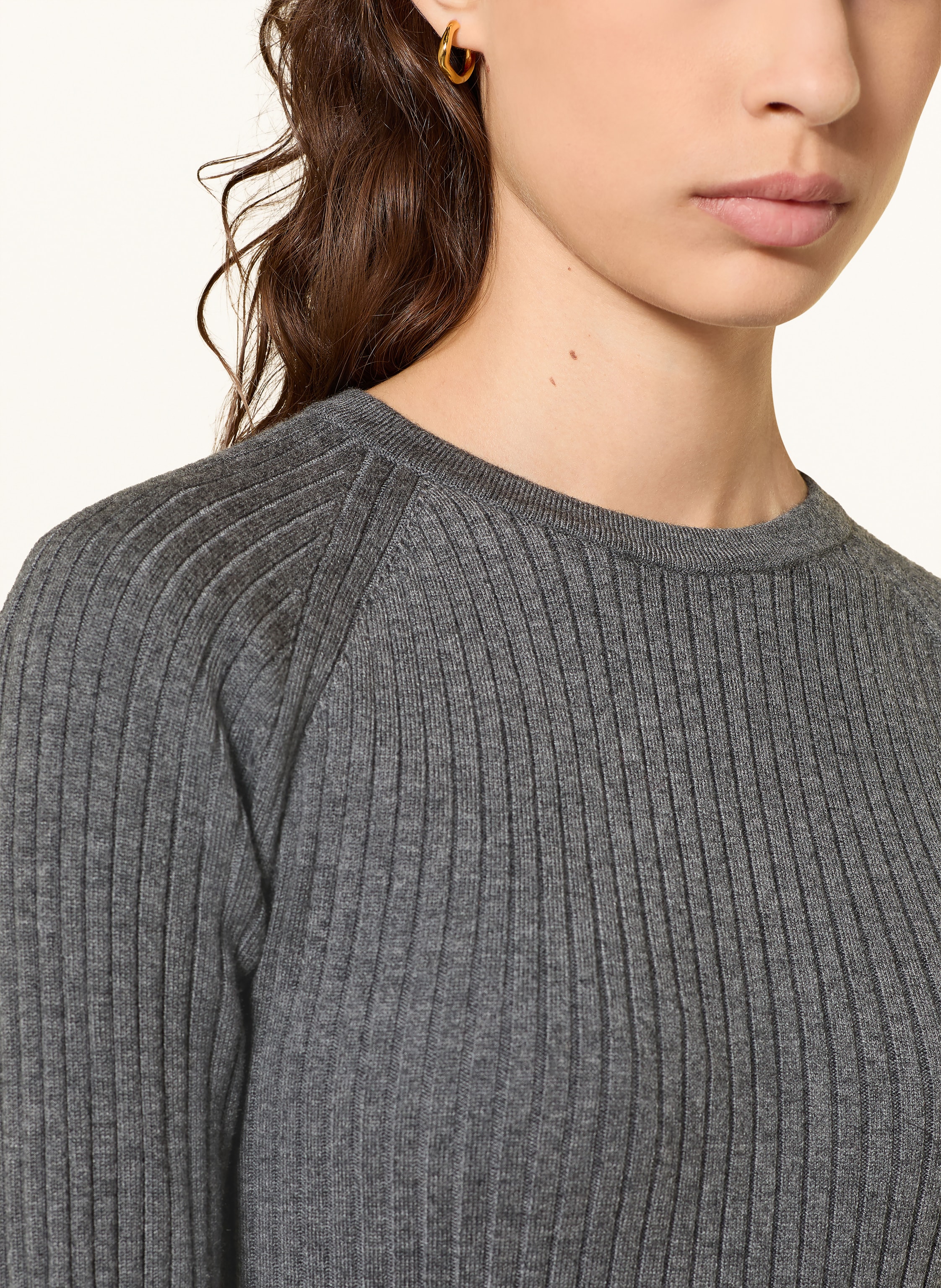 Thumbnail - Maje Strickkleid Mit Abnehmbarem Kragen Und Schmuckperlen grau