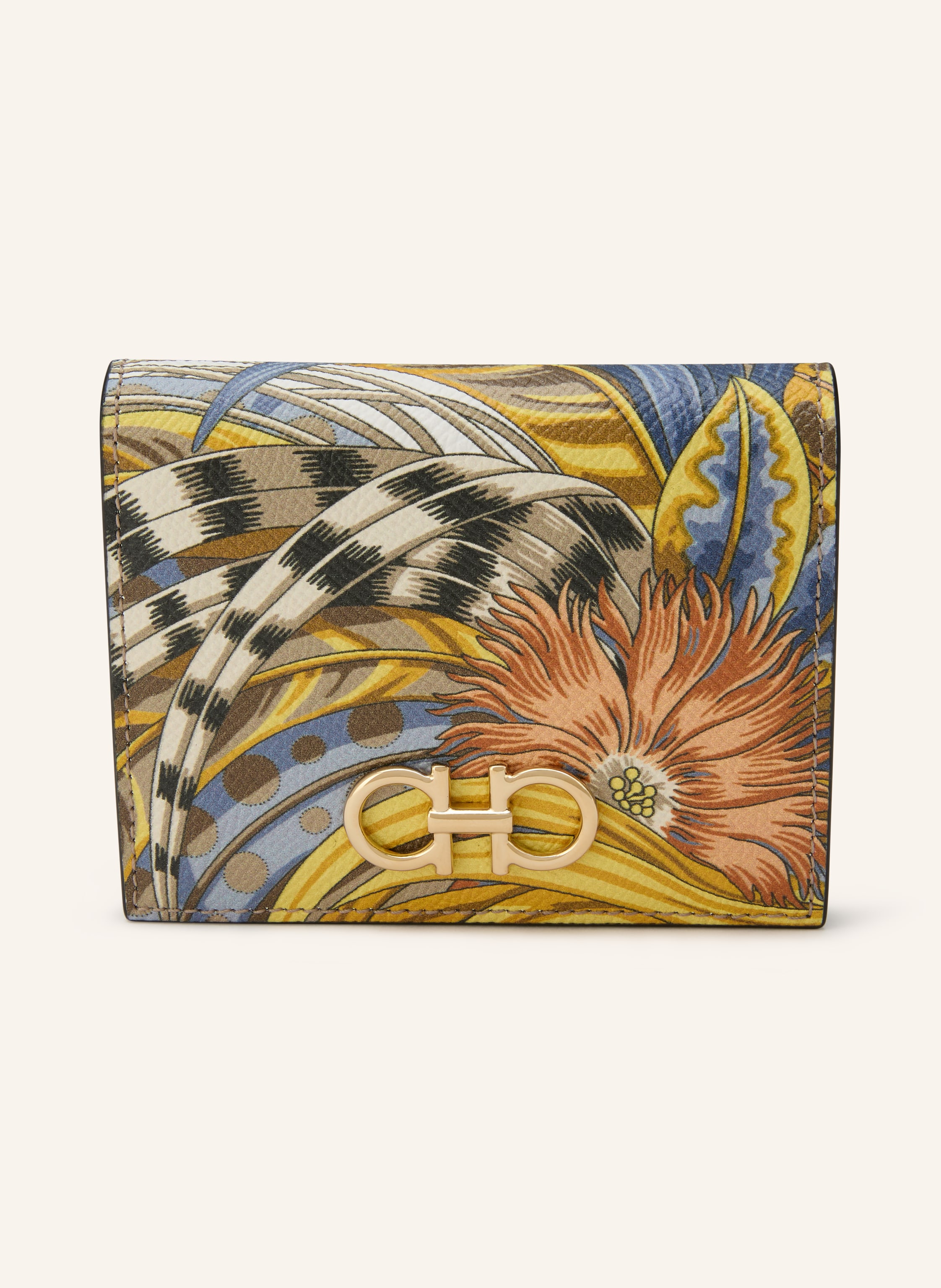 Ferragamo Genarbtes Leder. Schließt mit einem Druckknopf. Münzfach mit Druckknopf. Scheinfach. Vier Kreditkartenfächer. Florales Muster. Label-Hardware in Goldoptik. Made in Italy in gelb / beige / hellblau