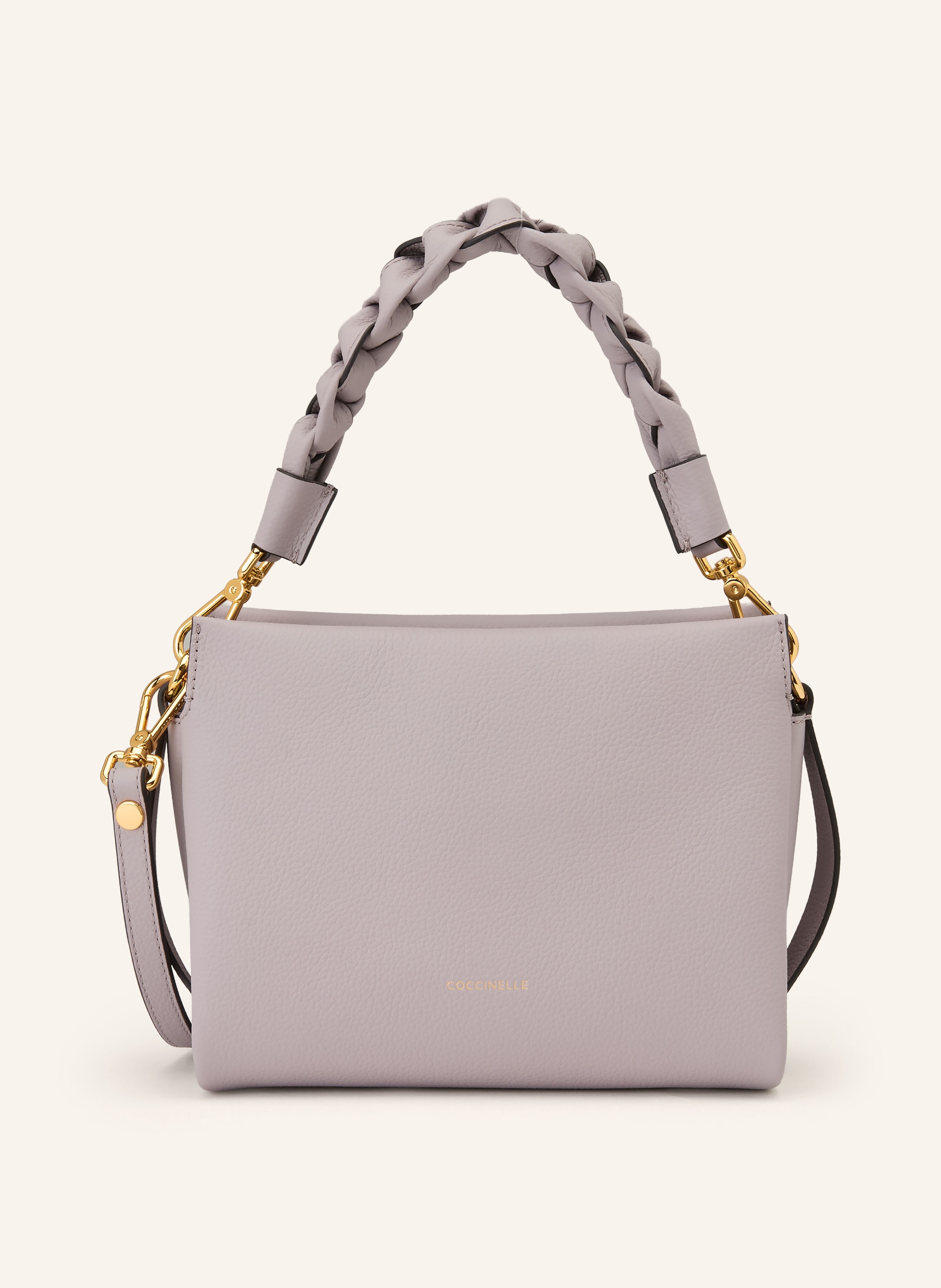 Coccinelle Genarbtes Leder. Schließt mit Reißverschluss und Magnetverschlüssen. Ein abnehmbarer Tragegriff in geflochtenem Design. Abnehmbarer, längenverstellbarer Schulterriemen. Drei Hauptfächer. Innenfach mit in helllila / gold