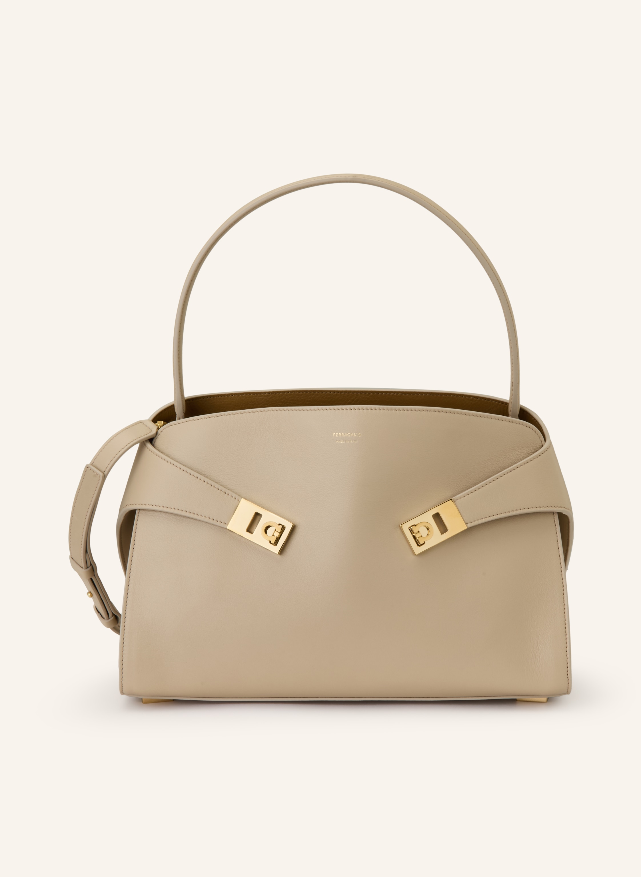 Ferragamo Fein genarbtes Leder. Schließt mit Magnetverschlüssen. Ein Tragehenkel. Abnehmbarer, längenverstellbarer Schulterriemen. Zwei Hauptfächer innen. Ein Innenfach mit Reißverschluss. Zwei Kartenfächer. La in hellbraun / gold