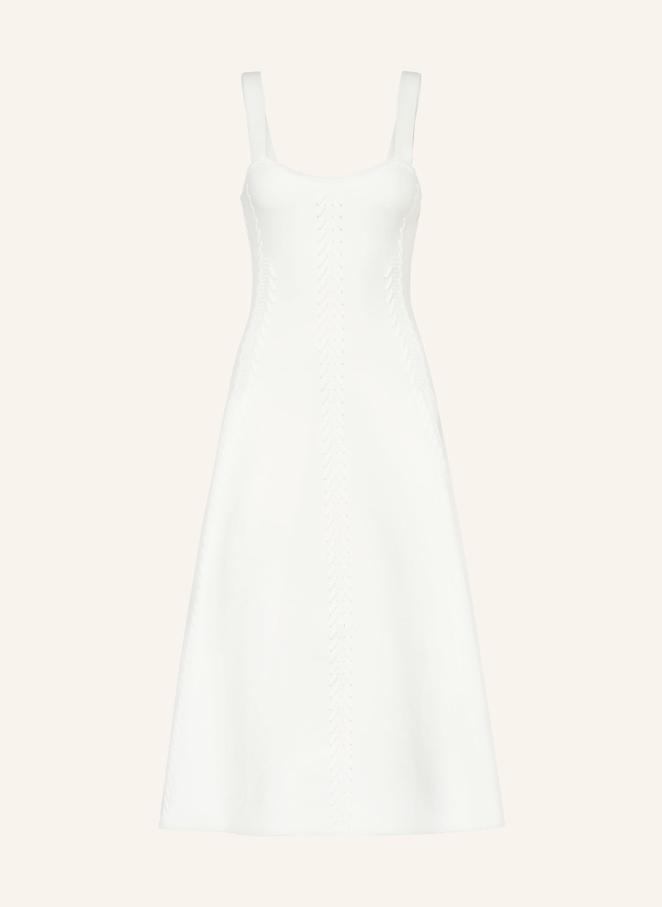 maje Strickkleid — welche Kleidung breite Hüften kaschiert und die Silhouette ausgleicht