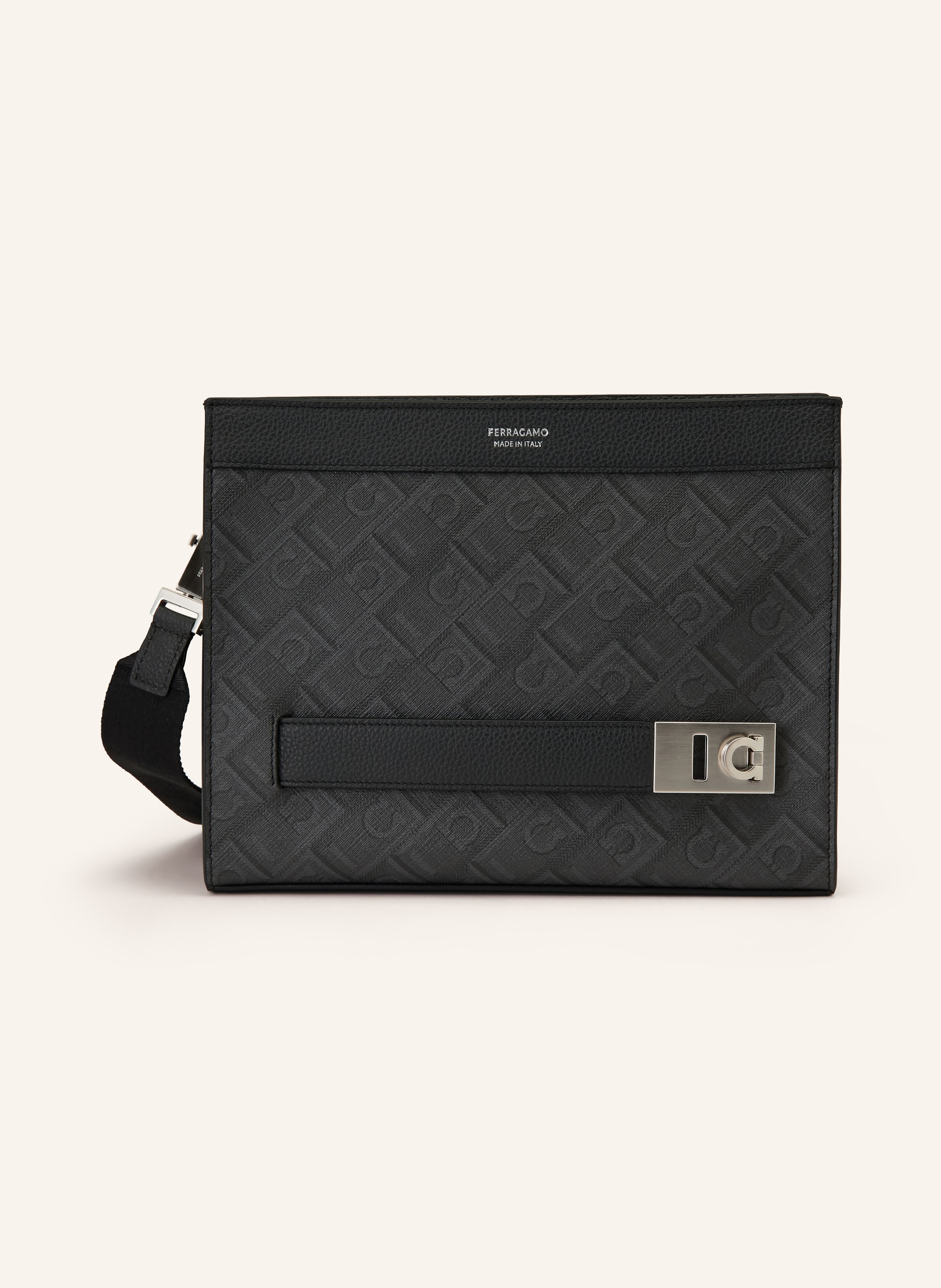 Ferragamo Außenfach auf der Rückseite. Zwei Steckfächer. Längenverstellbarer Schulterriemen. Verstärkter Taschenboden. Reißverschluss. Innen ein Hauptfach. Label-Details. Genarbtes Leder. Saffiano-Leder. Allove in schwarz / silber / grau