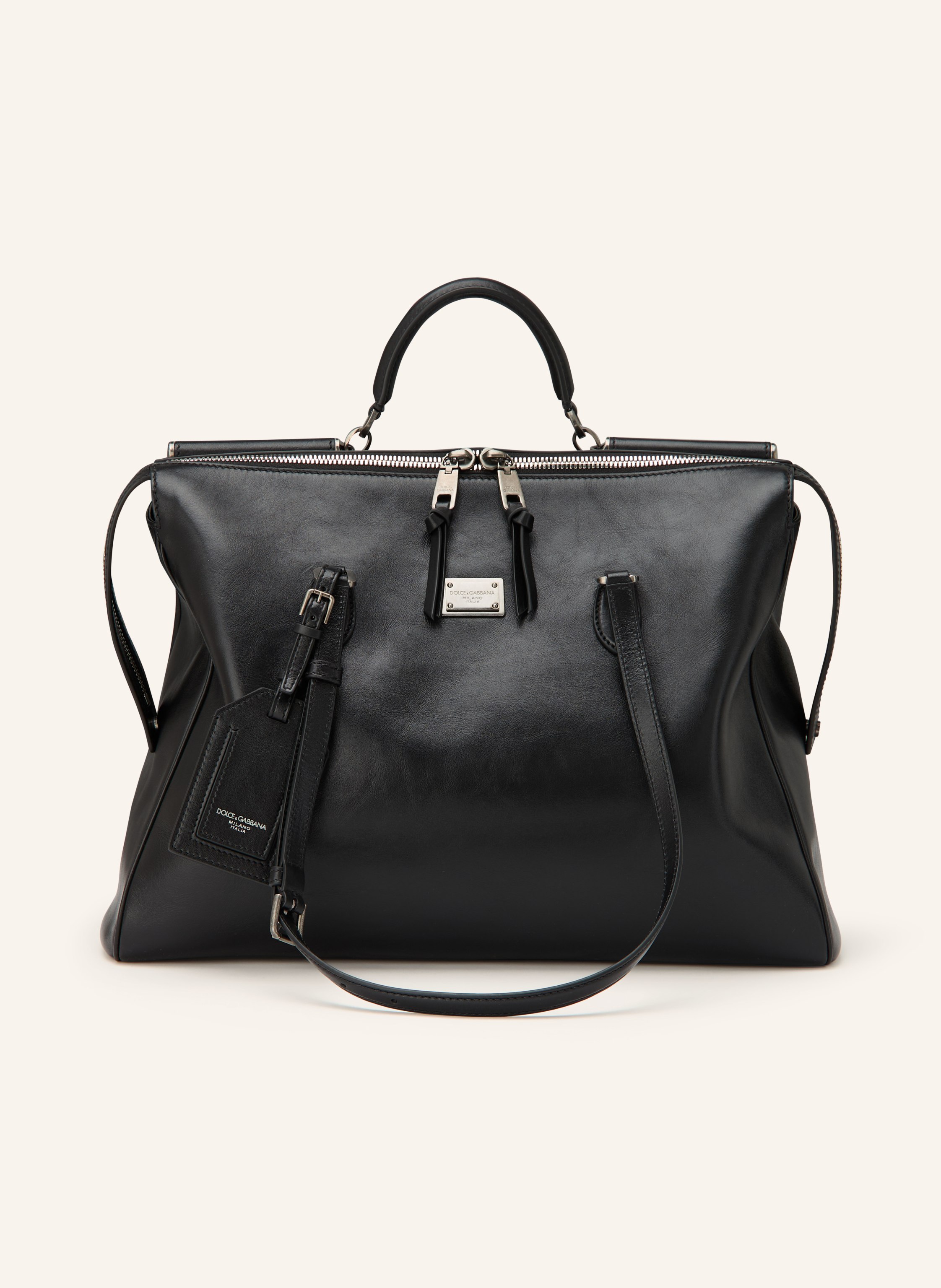 Dolce & Gabbana Außenfach mit Reißverschluss. Ein Innenfach mit Reißverschluss. Ein Steckfach. Zwei Tragegriffe. Stellfüßchen. Verstärkter Taschenboden. Reißverschluss. Innen ein Hauptfach. Label-Detail. Label-Wordin in schwarz / silber