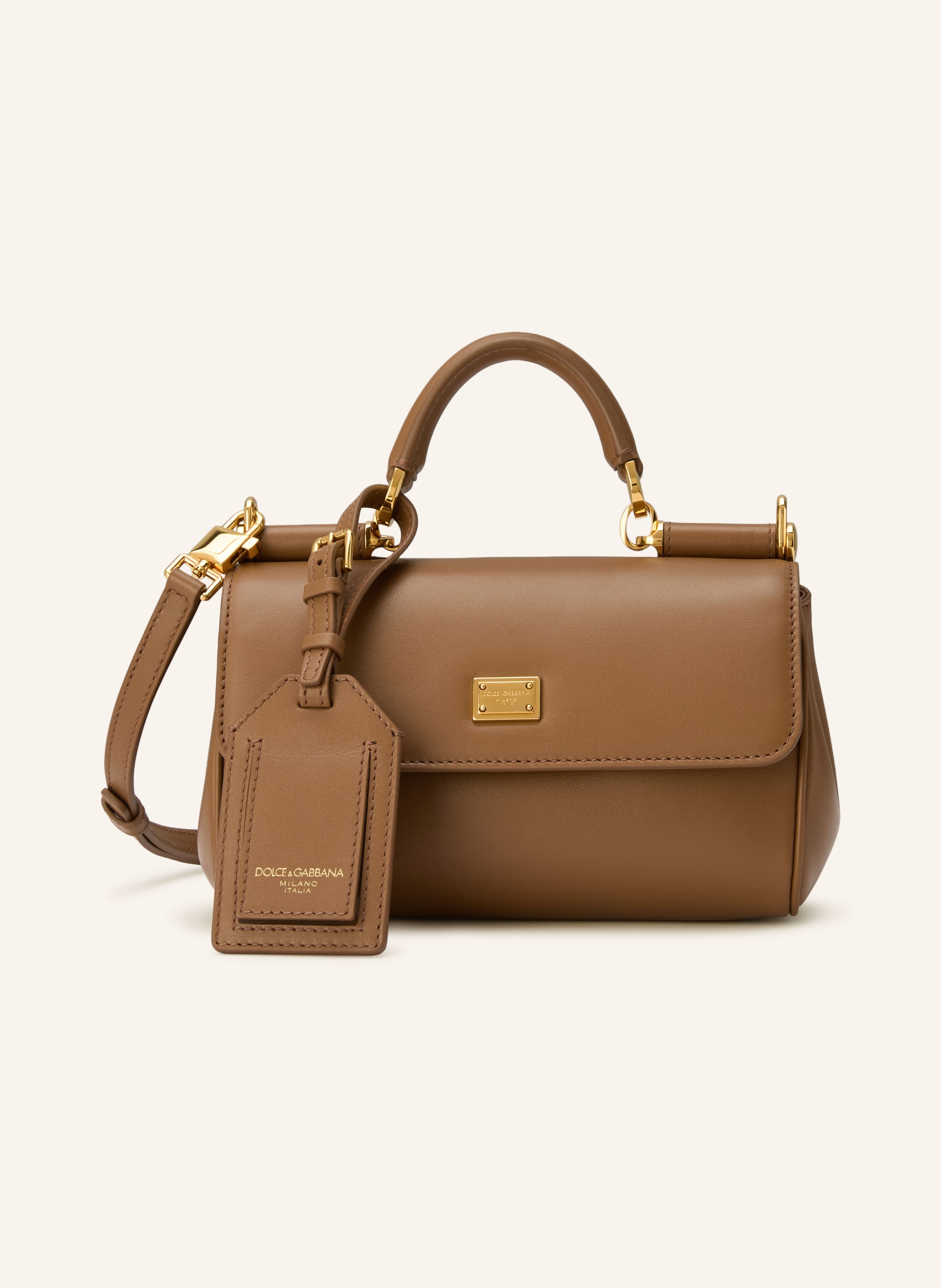 Dolce & Gabbana Anhänger. Ein Innenfach mit Reißverschluss. Innen ein Hauptfach. Abnehmbarer Schulterriemen. Ein Tragegriff. Längenverstellbarer Schulterriemen. Verstärkter Taschenboden. Steckschließe. Made in Italy. in cognac