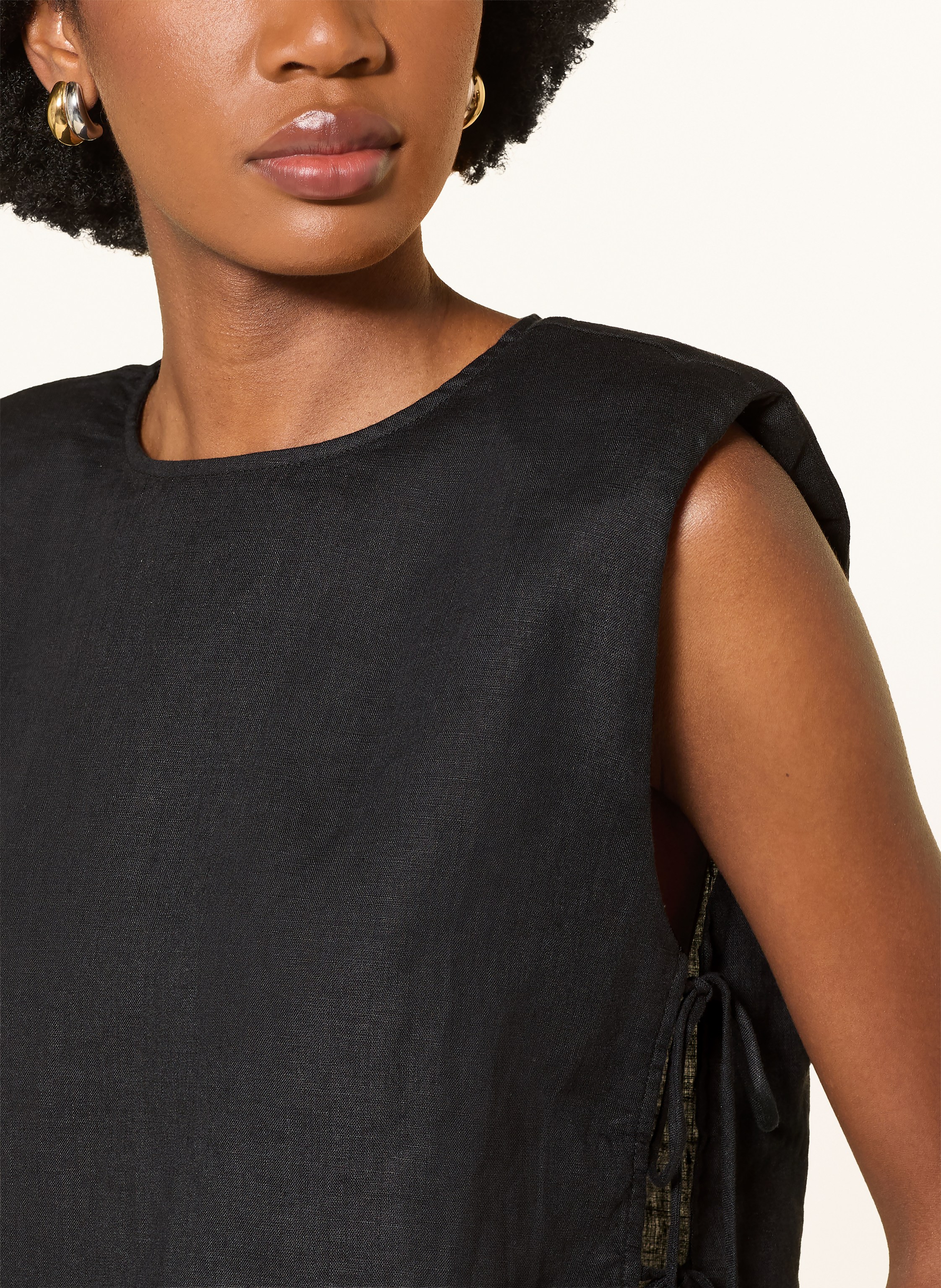 Thumbnail - Mrs & Hugs Cropped-Shirt Aus Leinen schwarz