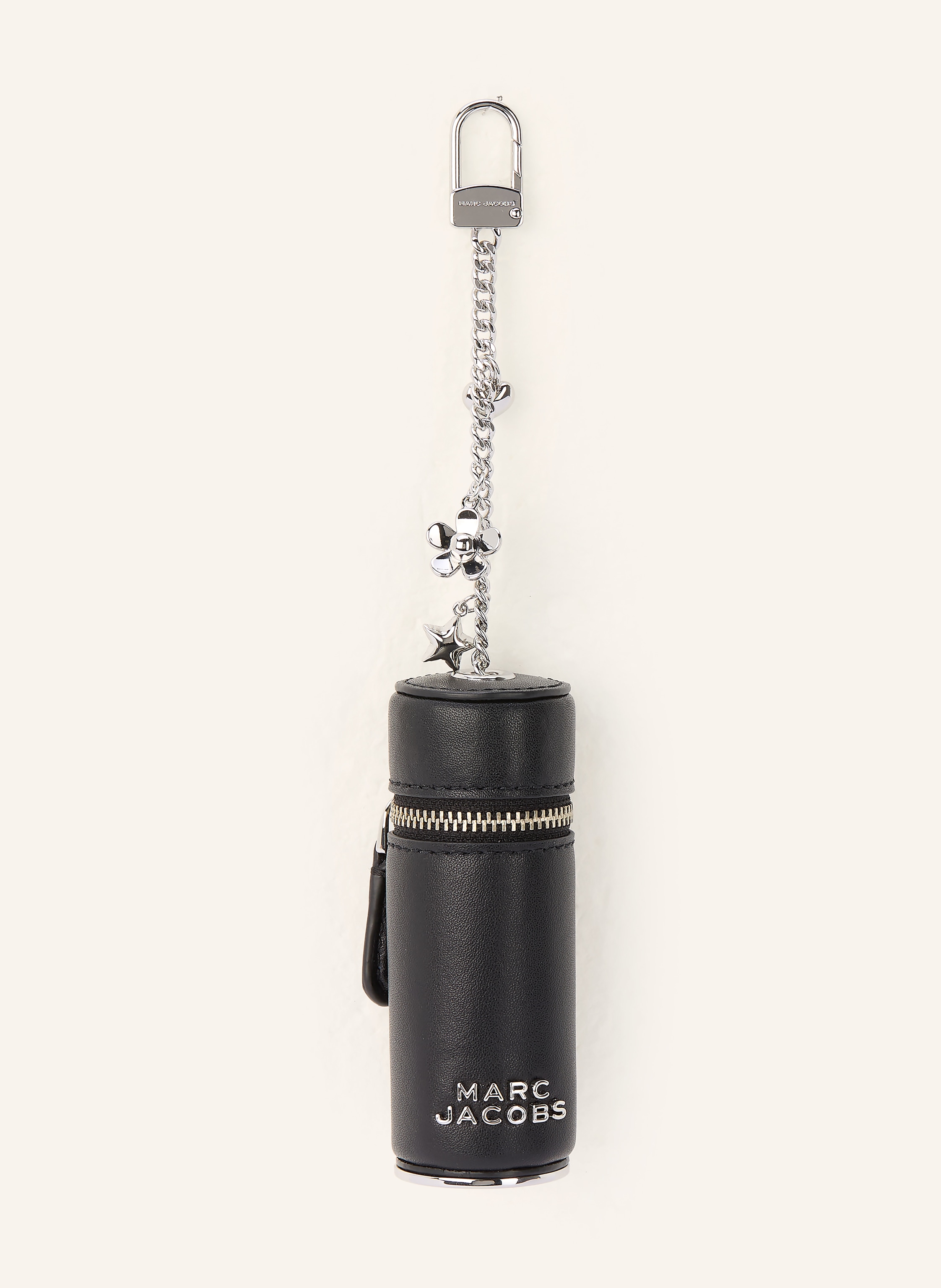 Marc Jacobs Karabiner. Label-Wording. Fein genarbtes Leder. Metall. Silberfarbene Metalldetails. Unifarben. Reißverschluss in schwarz / silber