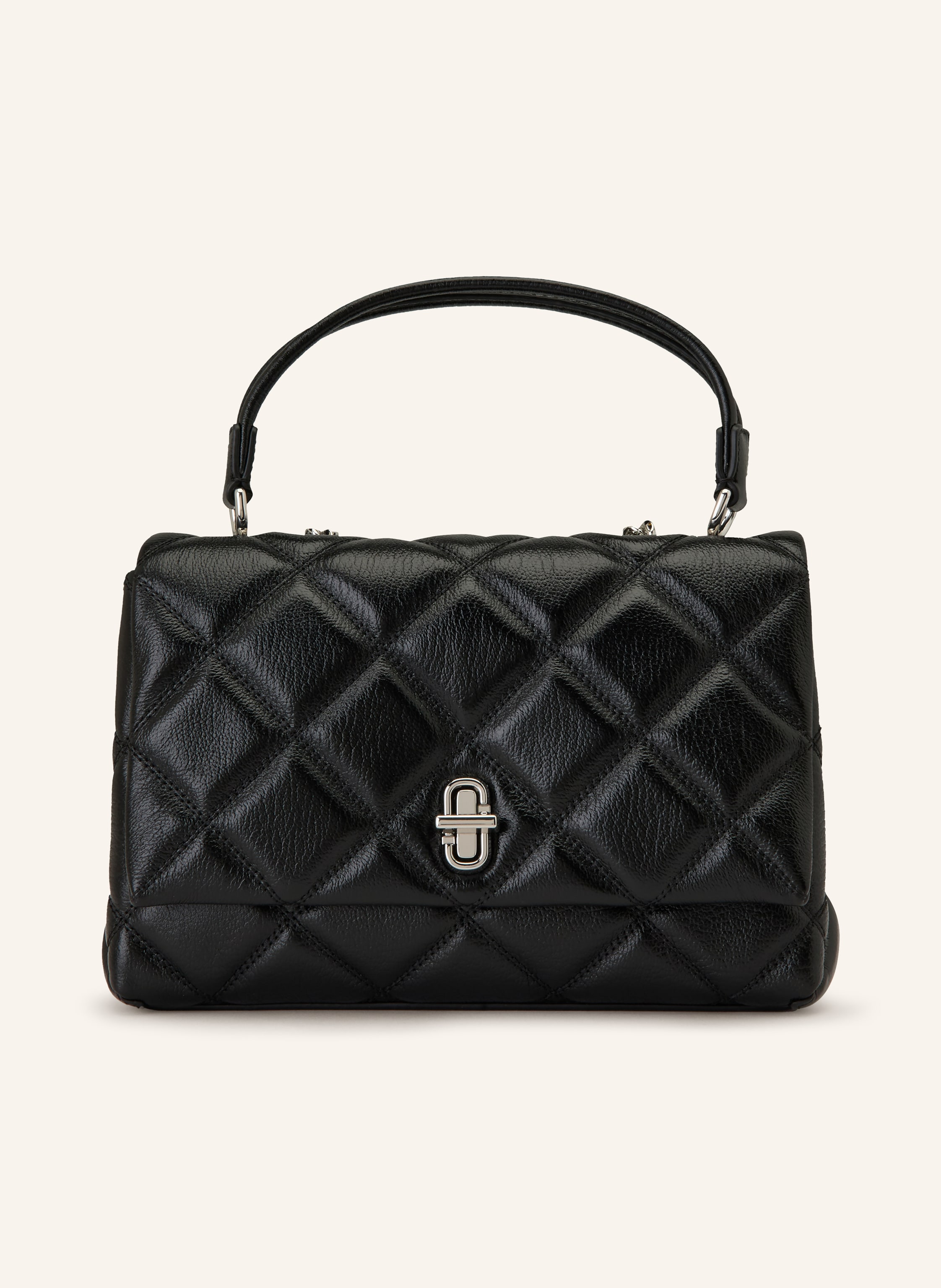 Marc Jacobs Ein Innenfach mit Reißverschluss. Schulterkette kann einzeln oder doppelt getragen werden. Schulterkette mit Einsatz aus Lederimitat. Verstärkter Taschenboden. Drehverschluss. Innen ein Hauptfach. Lab in schwarz / silber