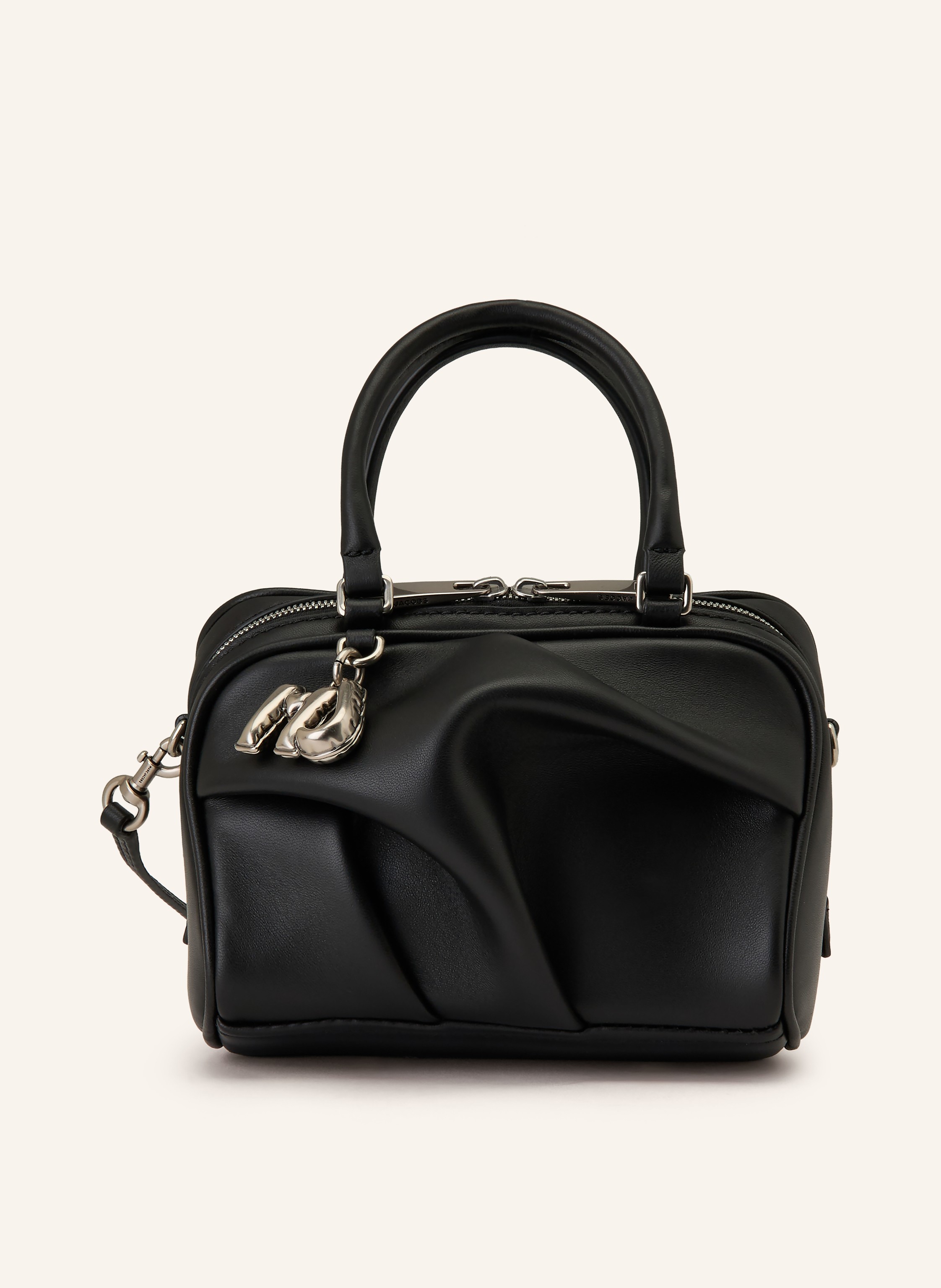 Marc Jacobs Abnehmbarer Schulterriemen. Längenverstellbarer Schulterriemen. Zwei Tragegriffe. Verstärkter Taschenboden. Reißverschluss. Innen ein Hauptfach. Label-Anhänger. Glattleder. Unifarben Mini in schwarz / silber