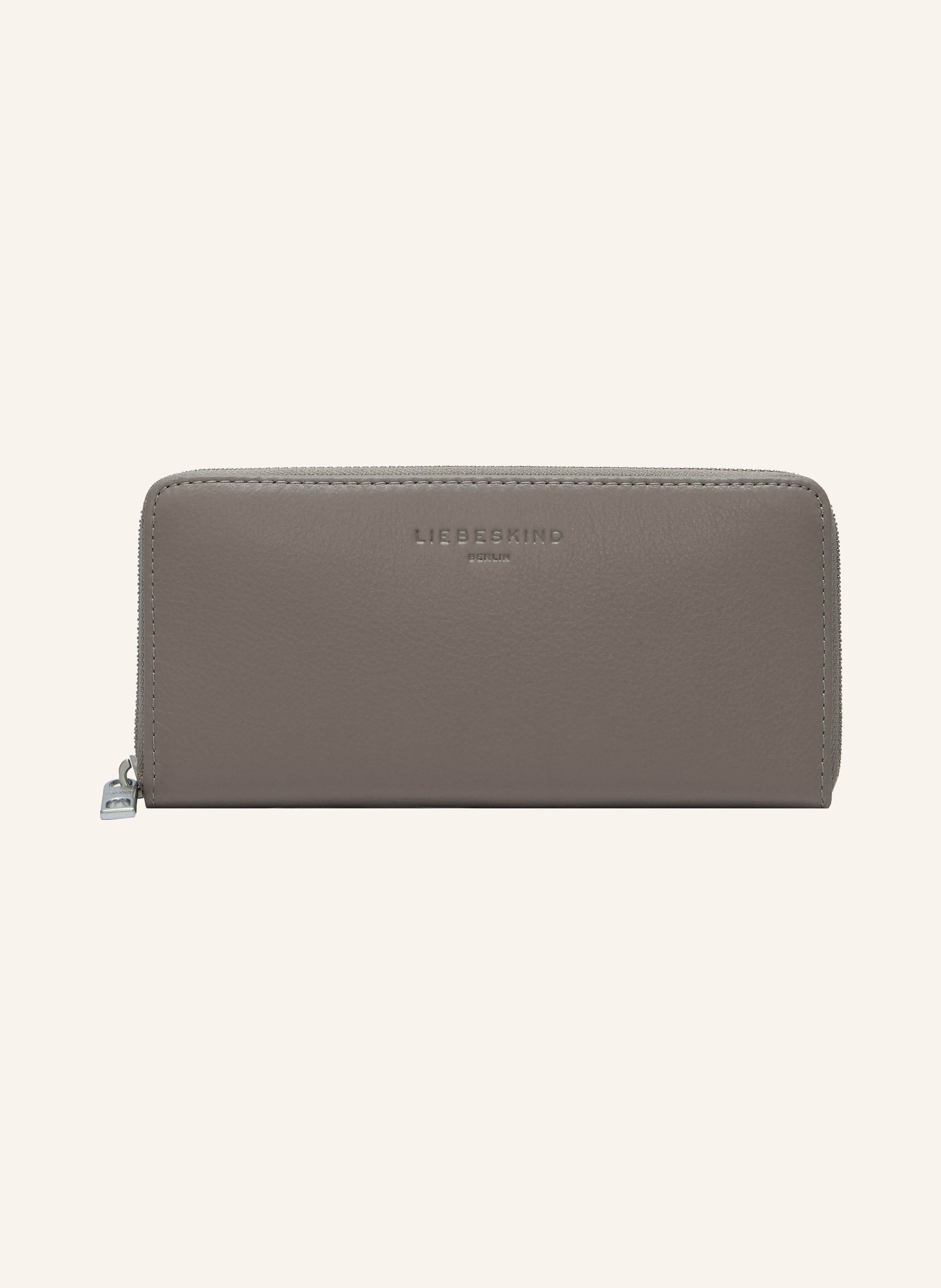 Liebeskind Berlin Drei Steckfächer. Ein Scheinfach. Münzfach mit Reißverschluss. Reißverschluss. Label-Wording. Genarbtes Leder. Unifarben in taupe / silber