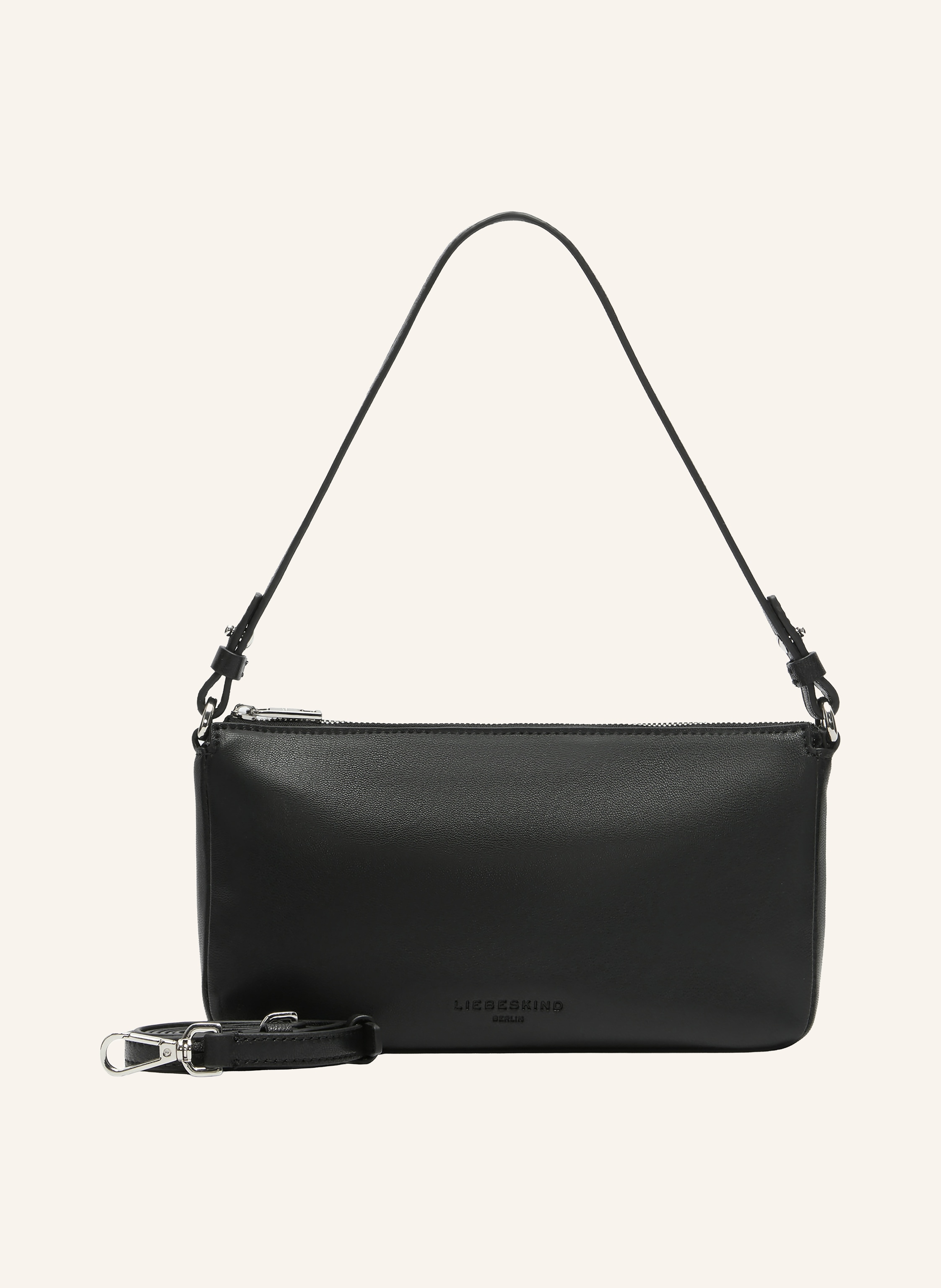Liebeskind Berlin Abnehmbarer Schulterriemen. Ein Tragegriff. Längenverstellbarer Schulterriemen. Verstärkter Taschenboden. Reißverschluss. Innen ein Hauptfach. Label-Wording. Fein genarbtes Leder. Unifarben Small in schwarz / silber