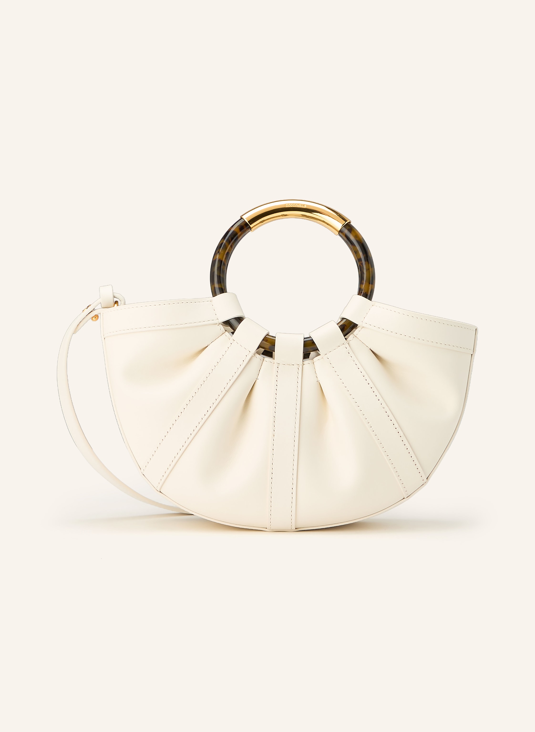 Coccinelle Herausnehmbare Pouch. Abnehmbarer Schulterriemen. Längenverstellbarer Schulterriemen. Zwei Tragegriffe. Verstärkter Taschenboden. Druckknopf. Durchzugsband. Innen ein Hauptfach. Label-Details. Fein ge in ecru / gold