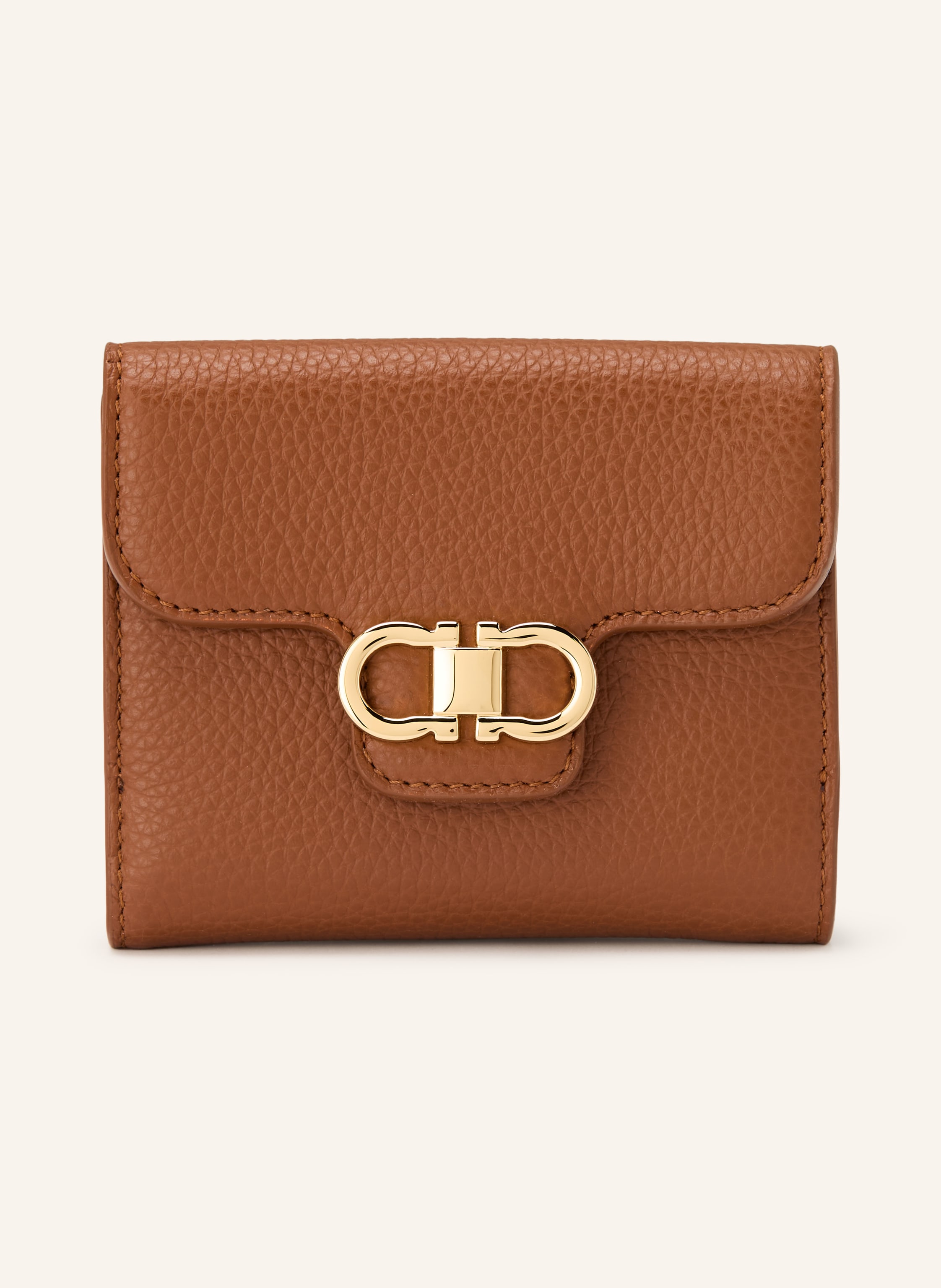 Ferragamo Ein Steckfach. Ein Scheinfach. Münzfach mit Druckknopf. Druckknopf. Label-Detail. Genarbtes Leder. Unifarben. Zehn Kartenfächer. Made in Italy in cognac / gold