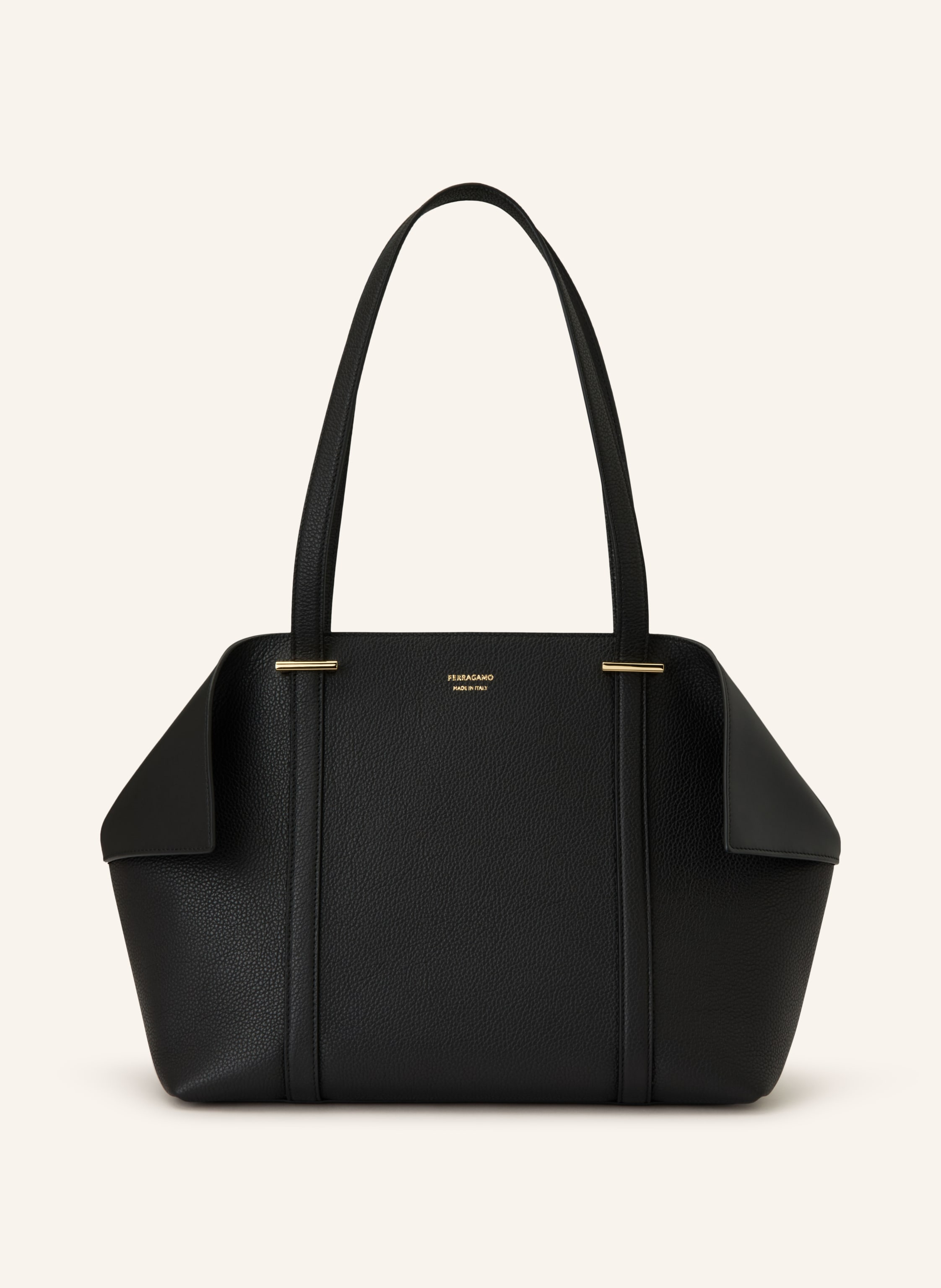 Ferragamo Drei Innenfächer mit Reißverschluss. Zwei Tragegriffe. Verstärkter Taschenboden. Magnetverschluss. Innen ein Hauptfach. Made in Italy. Label-Print. Genarbtes Leder. Glattleder. Unifarben in schwarz / silber
