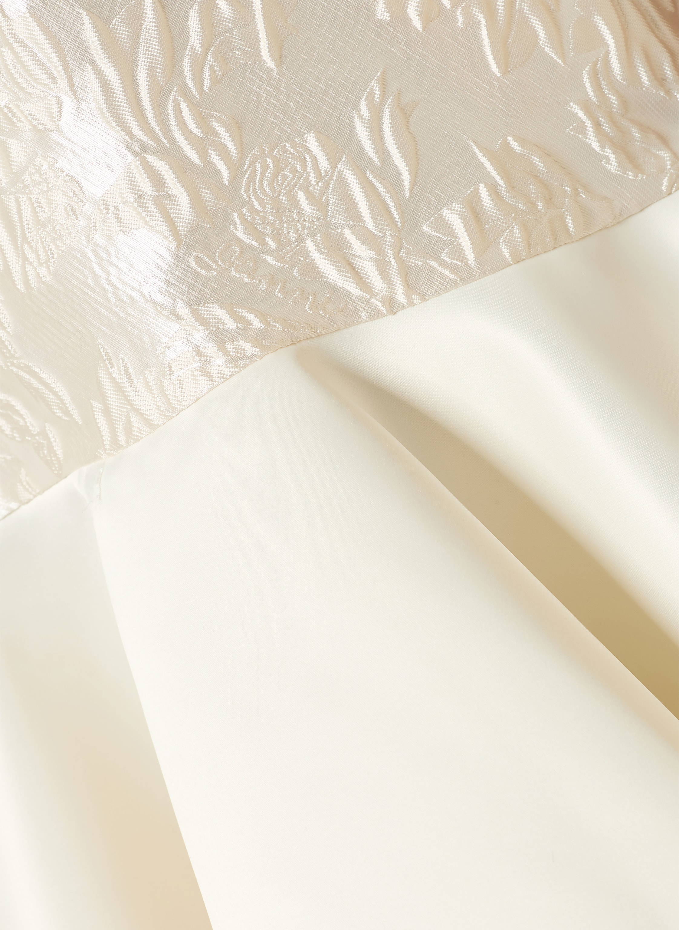 Thumbnail - Ganni Kleid Im Materialmix Mit Volants beige