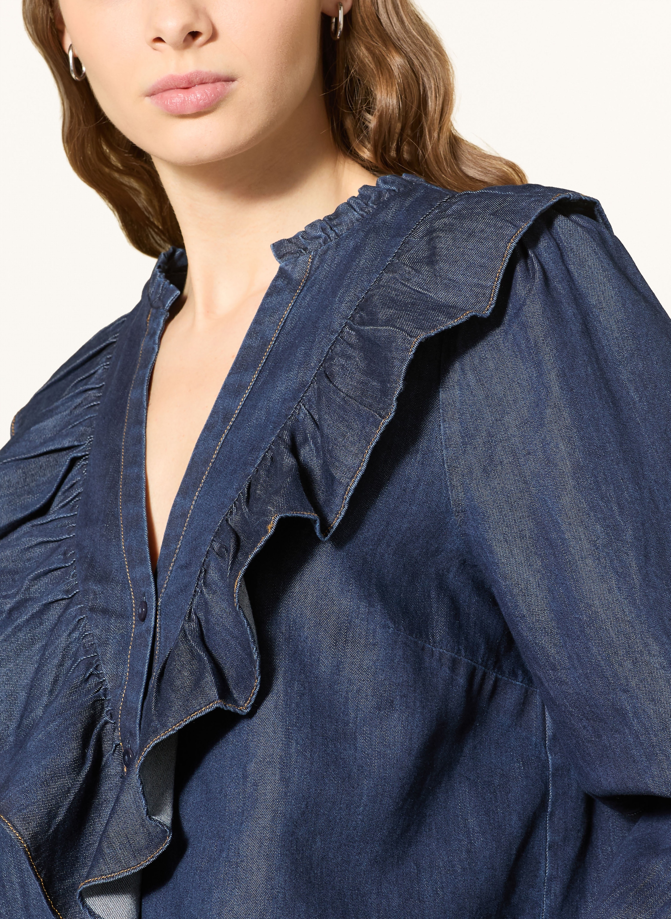 Thumbnail - Phase Eight Jeansbluse Alexia Mit Volants blau