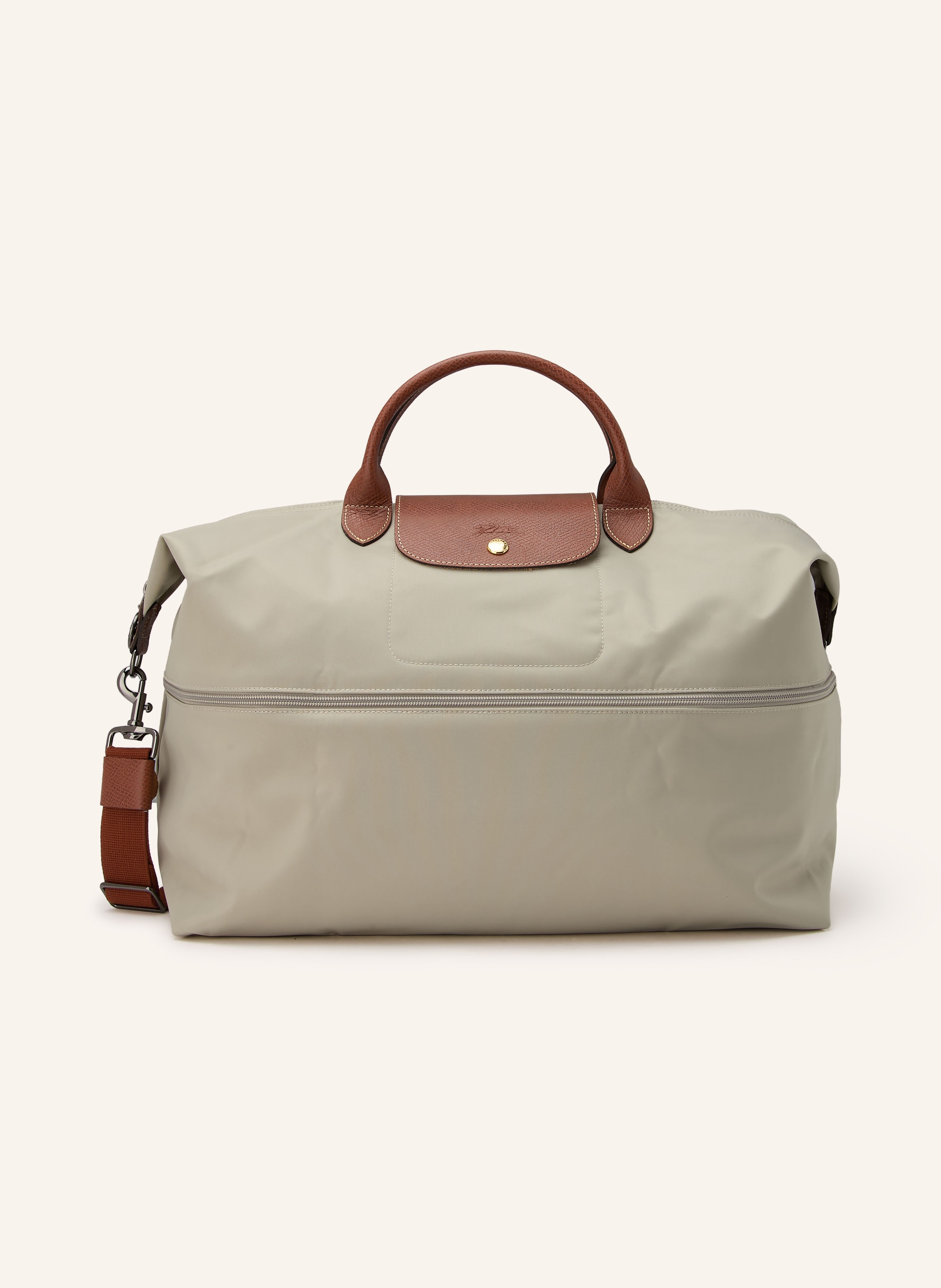 Longchamp Aus Textil und Leder. Schließt mit Druckknopf und Reißverschluss. Abnehmbarer, längenverstellbarer Schulterriemen. Außenfach auf Vorder- und Rückseite. Steckfach für Smartphone & Co. Erweiterbares Vol in grau / platin / braun