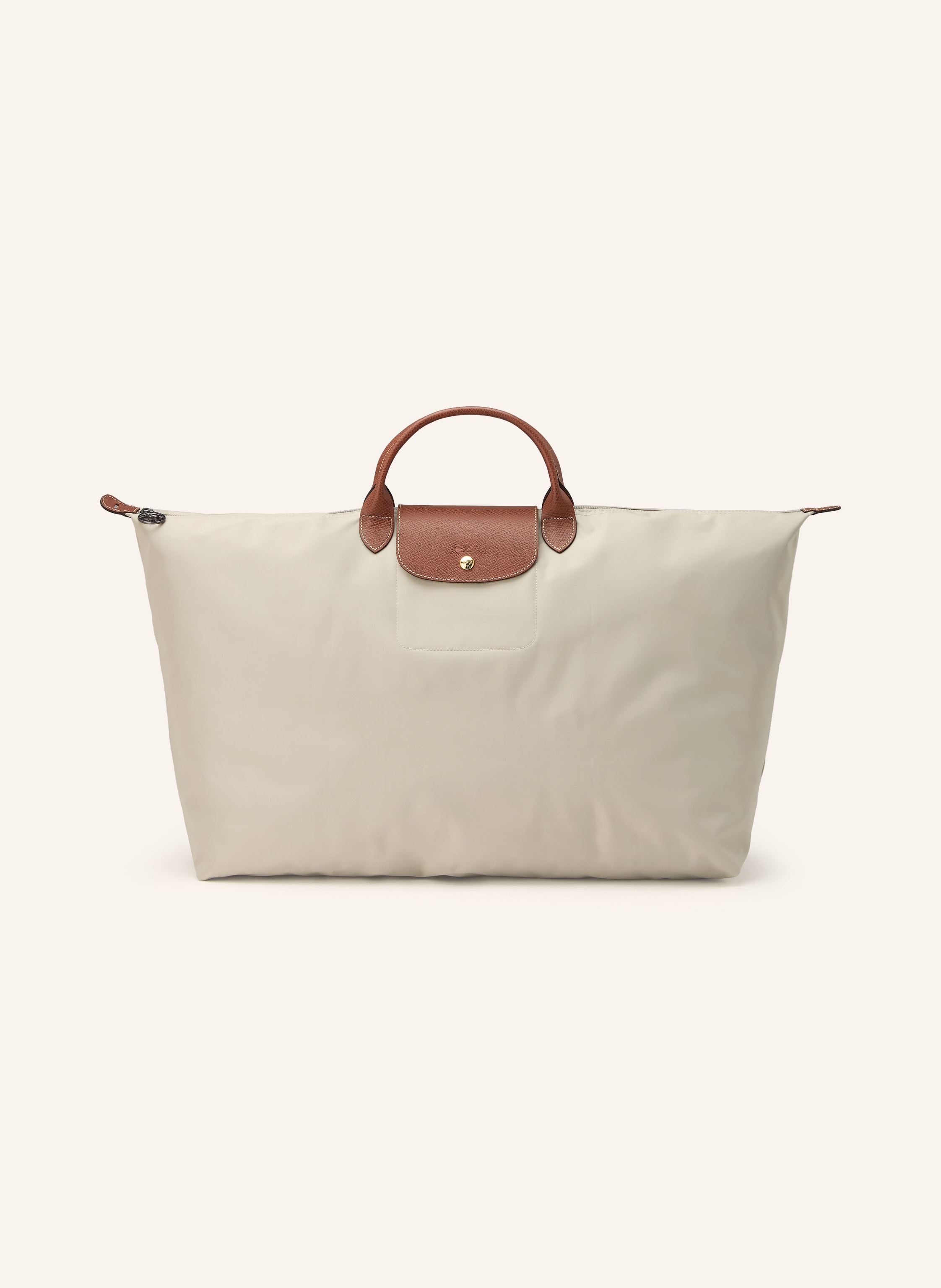 Longchamp Textil mit genarbten Lederdetails. Schließt mit Reißverschluss und Druckknopf. Tragegriffe. Innen ein Hauptfach. Steckfach für Smartphone & Co. Label-Emblem auf der Front. Faltbar in grau / platin / braun