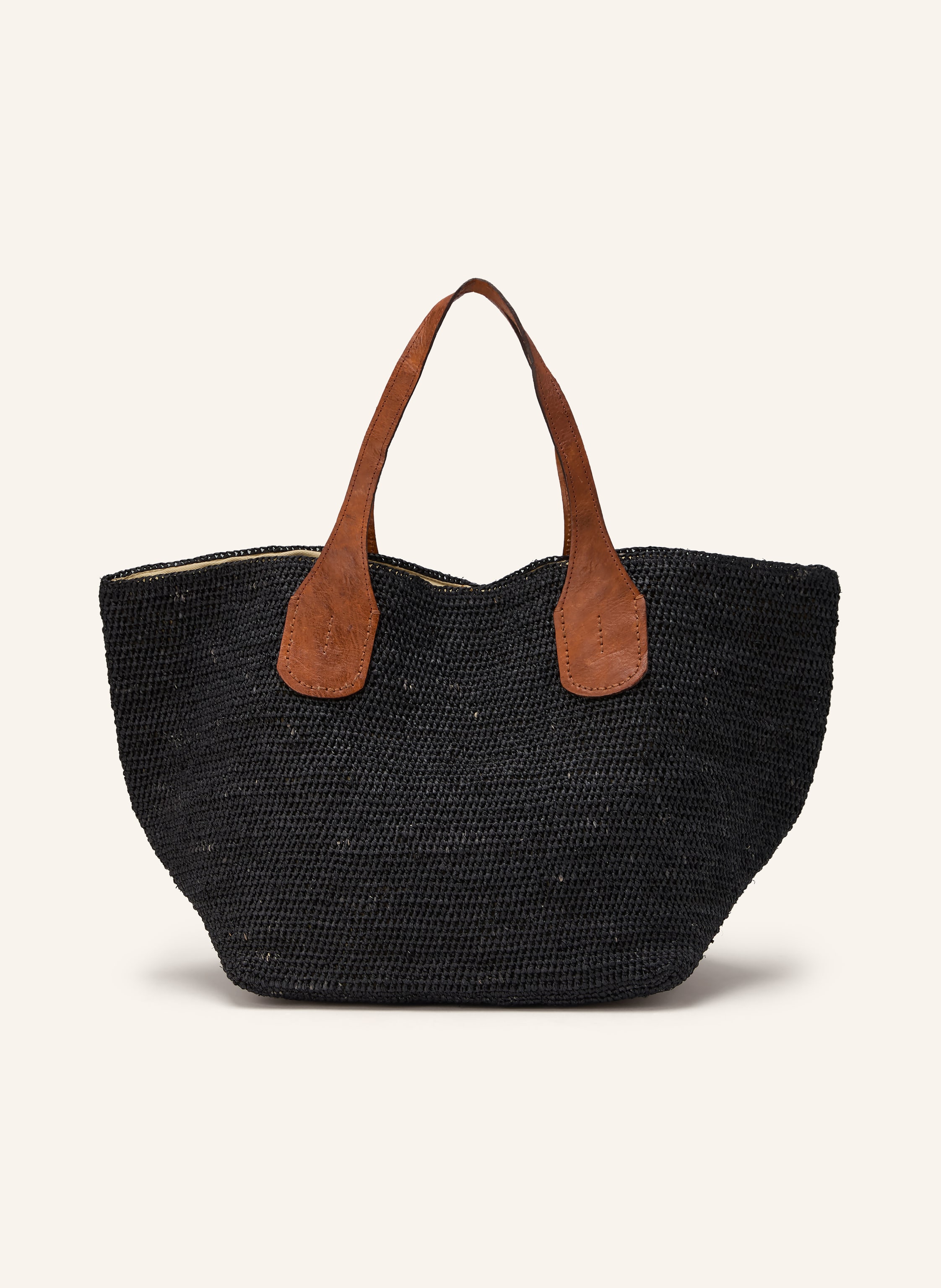 Ibeliv Aus Raffia und Leder. Flecht-Design. Gefüttert mit Bio-Baumwolle. Schließt mit Druckknopf. Zwei Tragegriffe. Innen ein Hauptfach. Vier Steckfächer für Smartphone & Co. Handmade in schwarz / cognac