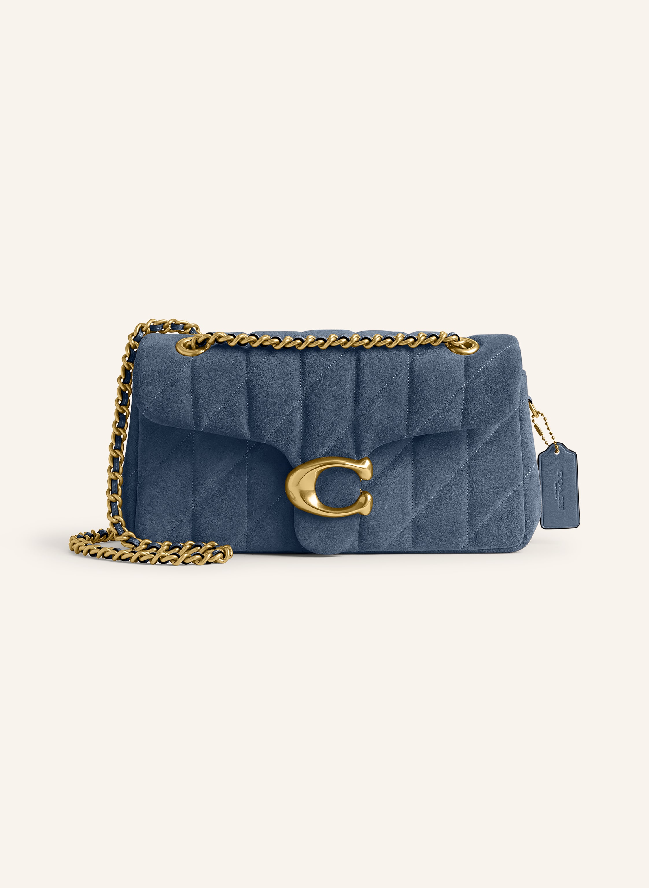 Coach Veloursleder. Gestepptes Design. Schließt mit Steckschließe. Schulterkette kann einzeln oder doppelt getragen werden. Außenfach auf der Rückseite. Außenfach unter dem Überschlag. Innen zwei Hauptfäche in dunkelblau